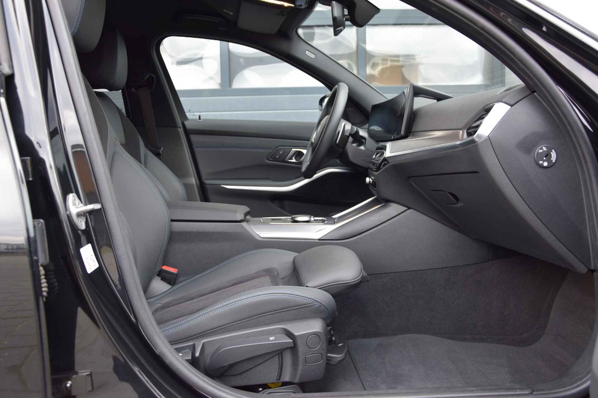 BMW 3-serie Touring 330e M-Sport | ACC | Stoelverwarming | Camera | Sportstoelen | - 27/32