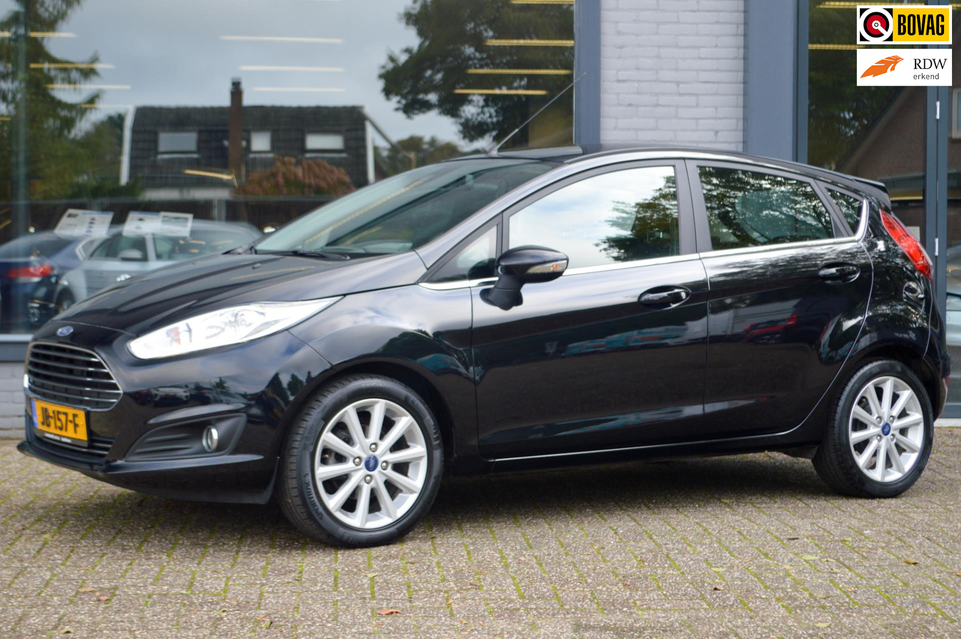 Ford Fiesta 1.0 EcoBoost Titanium Automaat | Navi | Parkeersensoren | LM-velgen bij viaBOVAG.nl