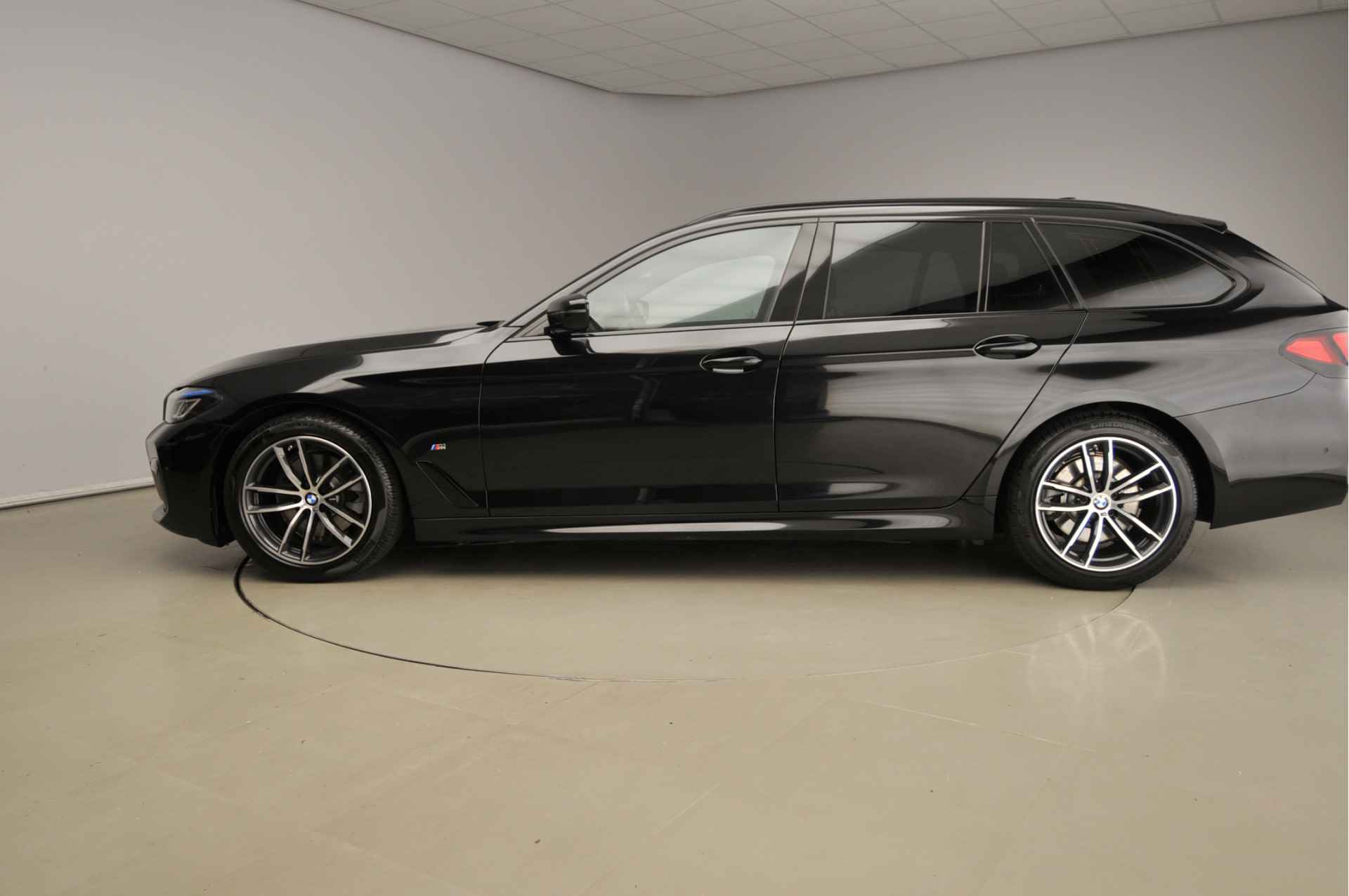 BMW 5 Serie Touring 520i | M Sportpakket / Laserlicht / Leder / Navigatie / Keyles go / Stoelverwarming / DAB / Hifi speakers / Alu 18 inch - 3/41