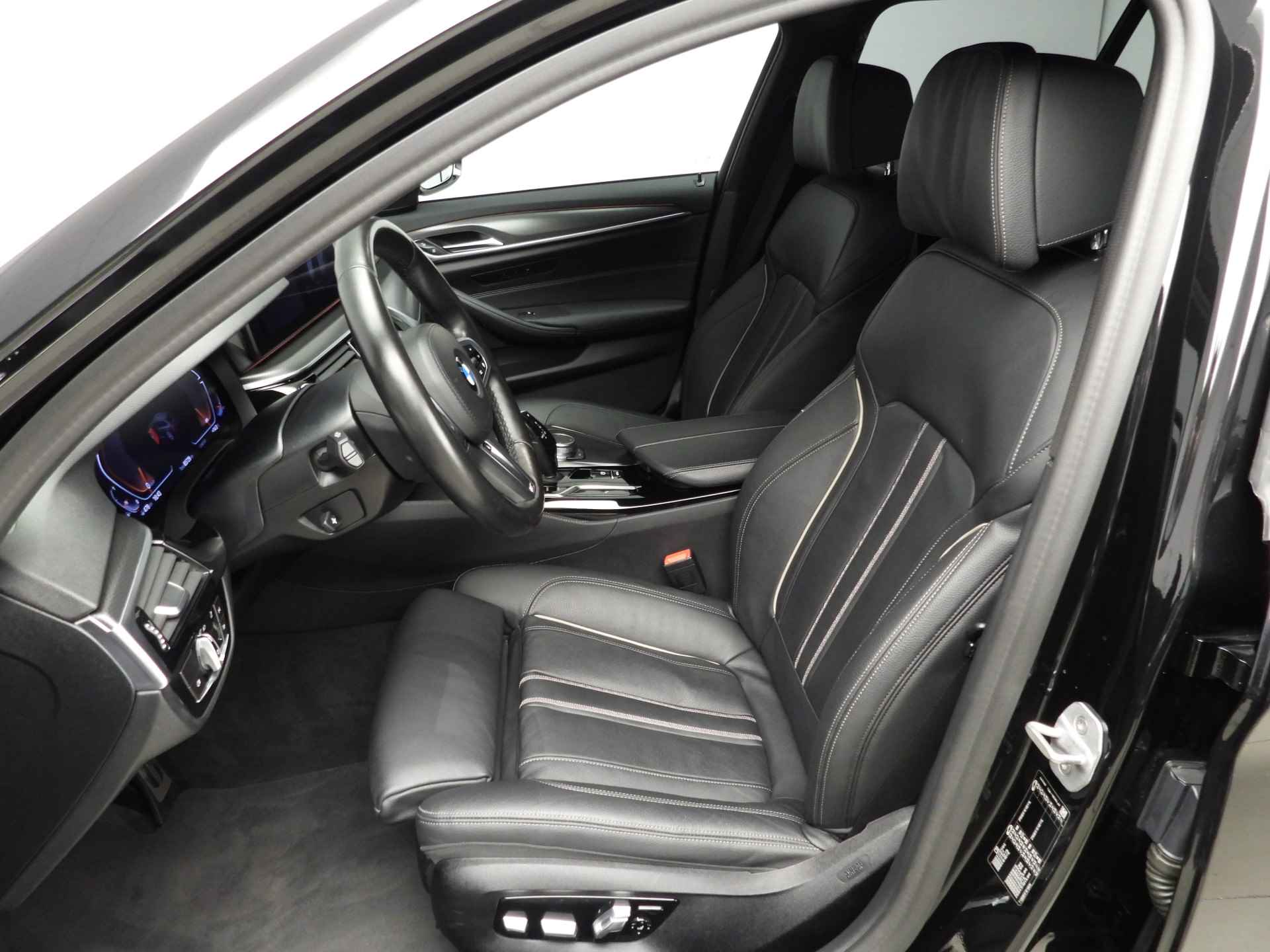 BMW 5 Serie Touring 520i | M Sportpakket / Laserlicht / Leder / Navigatie / Keyles go / Stoelverwarming / DAB / Hifi speakers / Alu 18 inch - 8/41
