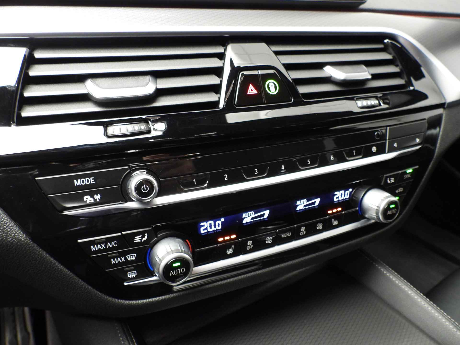 BMW 5 Serie Touring 520i | M Sportpakket / Laserlicht / Leder / Navigatie / Keyles go / Stoelverwarming / DAB / Hifi speakers / Alu 18 inch - 14/41