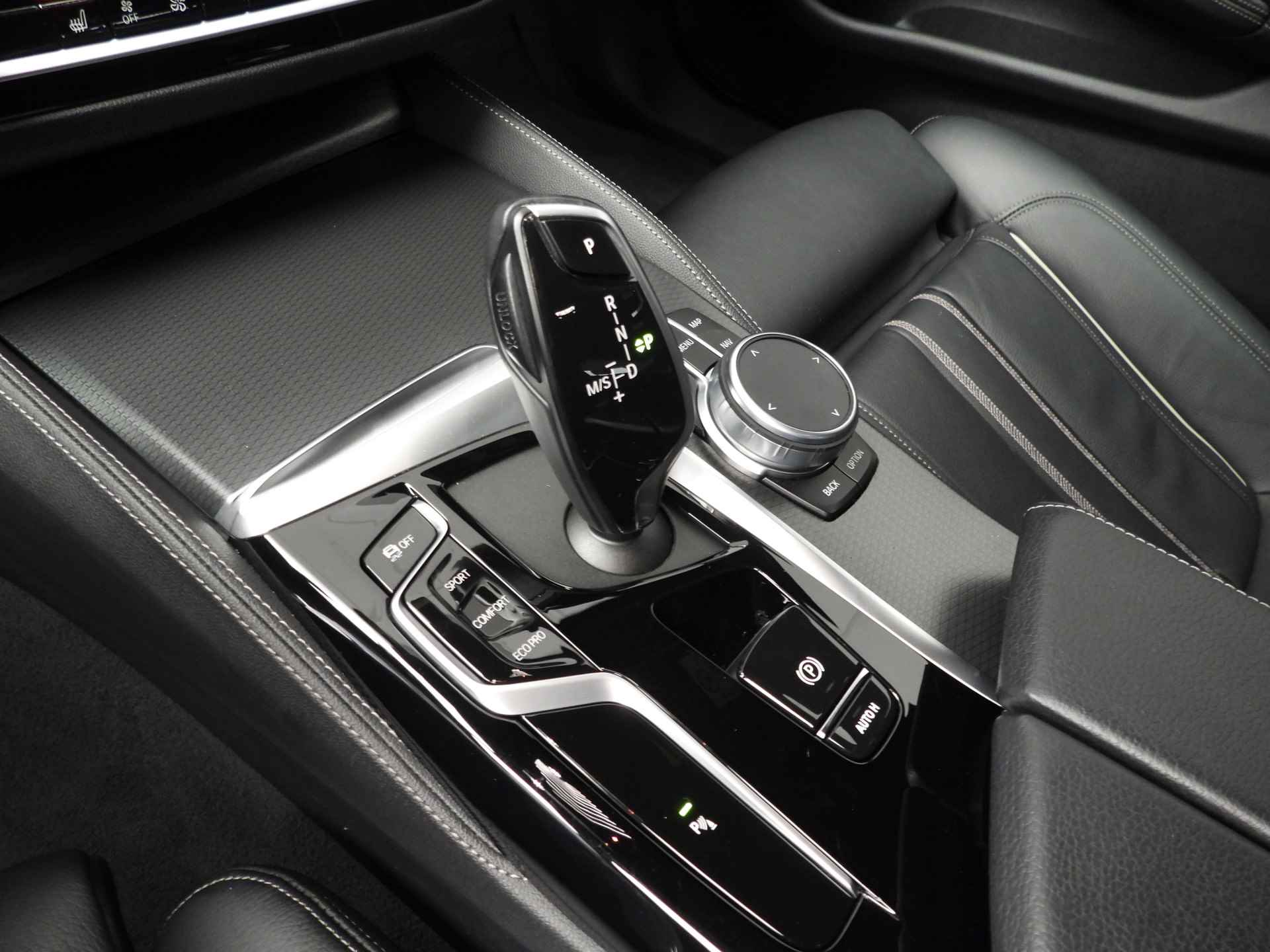 BMW 5 Serie Touring 520i | M Sportpakket / Laserlicht / Leder / Navigatie / Keyles go / Stoelverwarming / DAB / Hifi speakers / Alu 18 inch - 17/41