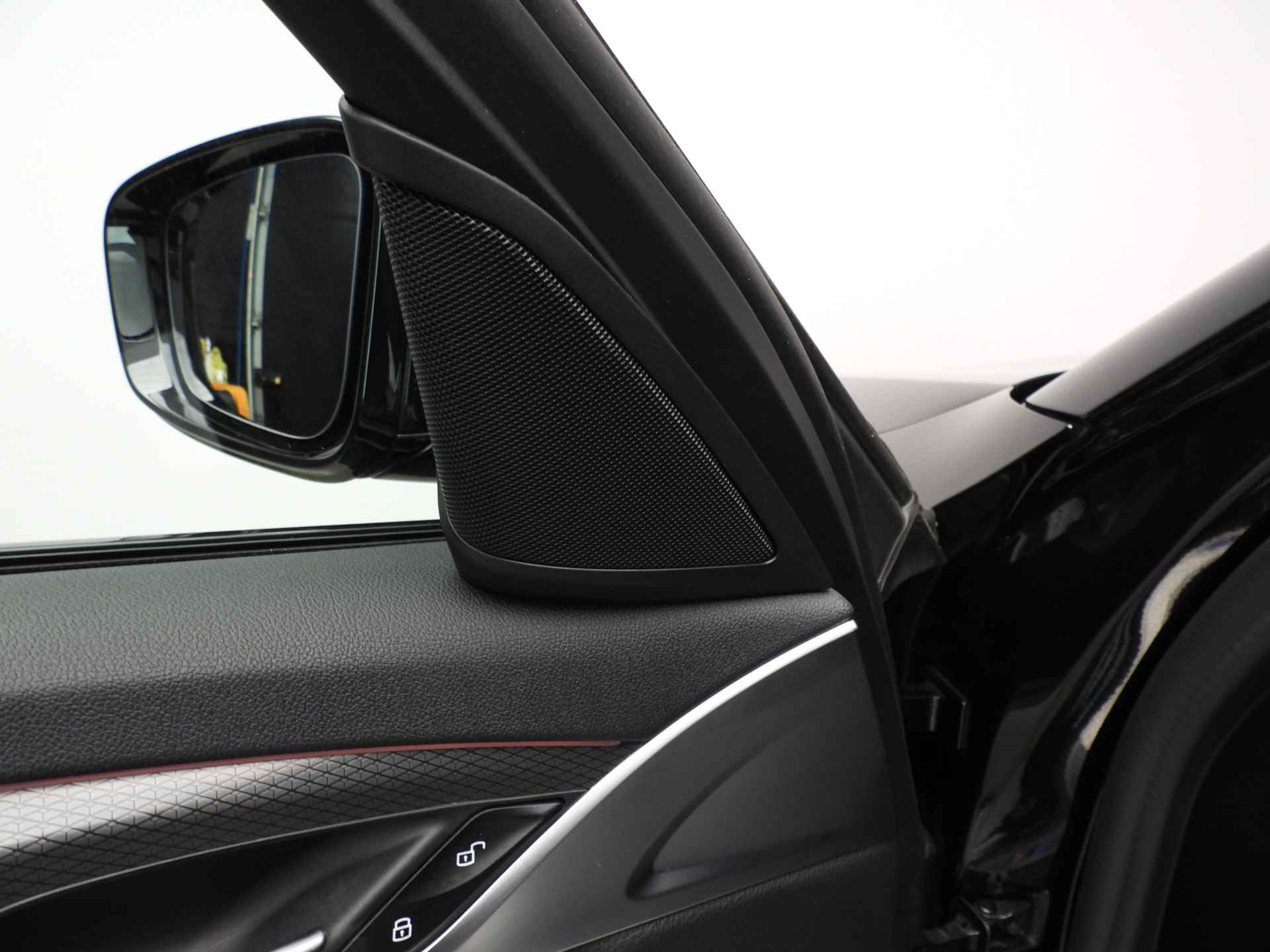 BMW 5 Serie Touring 520i | M Sportpakket / Laserlicht / Leder / Navigatie / Keyles go / Stoelverwarming / DAB / Hifi speakers / Alu 18 inch - 24/41