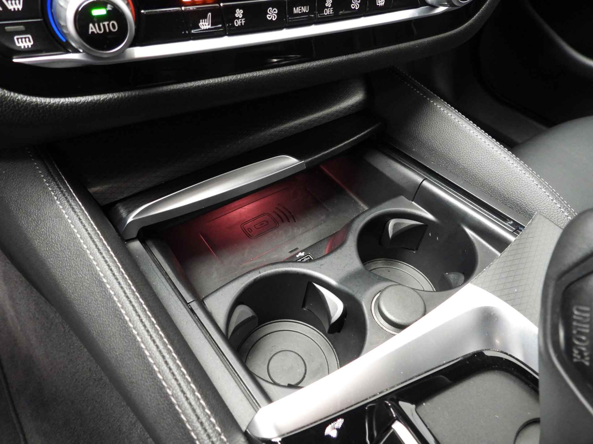 BMW 5 Serie Touring 520i | M Sportpakket / Laserlicht / Leder / Navigatie / Keyles go / Stoelverwarming / DAB / Hifi speakers / Alu 18 inch - 33/41