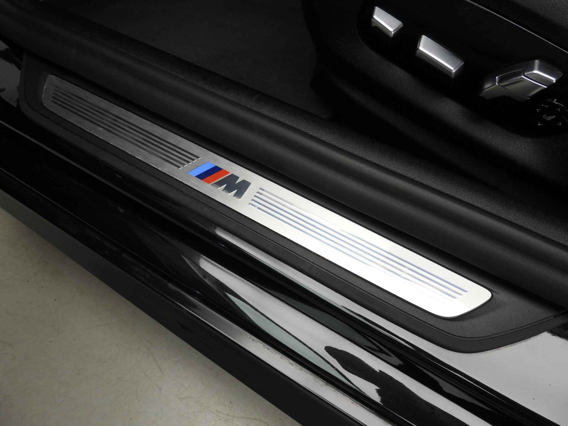 BMW 5 Serie Touring 520i | M Sportpakket / Laserlicht / Leder / Navigatie / Keyles go / Stoelverwarming / DAB / Hifi speakers / Alu 18 inch - 35/41
