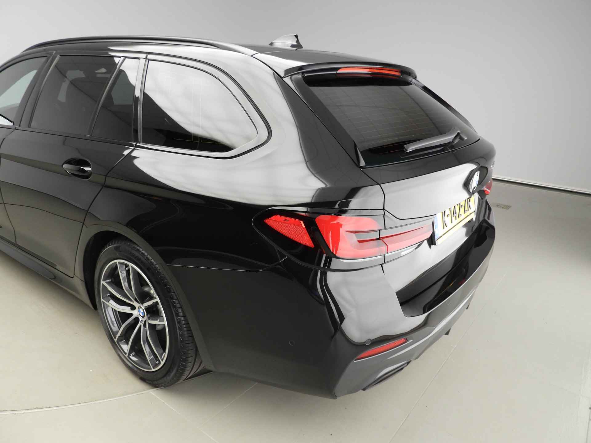 BMW 5 Serie Touring 520i | M Sportpakket / Laserlicht / Leder / Navigatie / Keyles go / Stoelverwarming / DAB / Hifi speakers / Alu 18 inch - 36/41