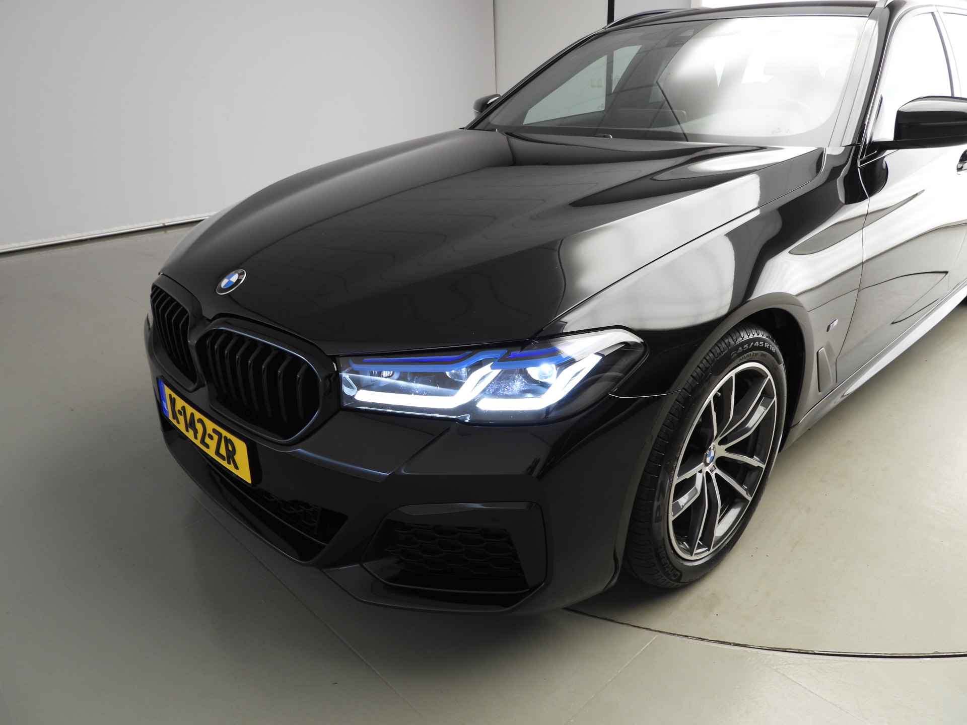 BMW 5 Serie Touring 520i | M Sportpakket / Laserlicht / Leder / Navigatie / Keyles go / Stoelverwarming / DAB / Hifi speakers / Alu 18 inch - 39/41