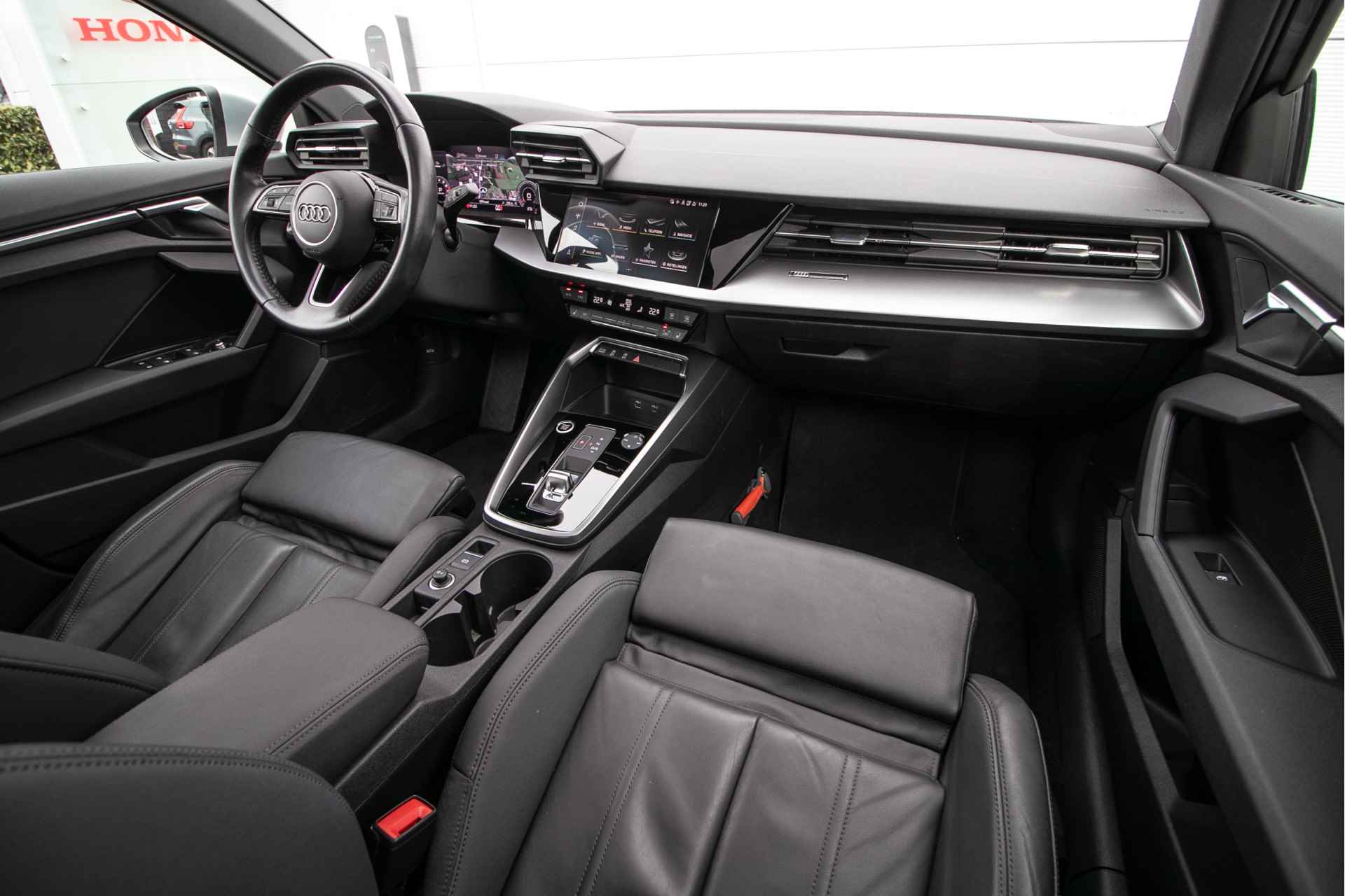 Audi A3 Sportback 35 TFSI Business edition Automaat All-in rijklaarprijs | Schuif-/kanteldak | Leer | 3D Nav | Afn. Trekhaak | Stoelverw. - 4/45