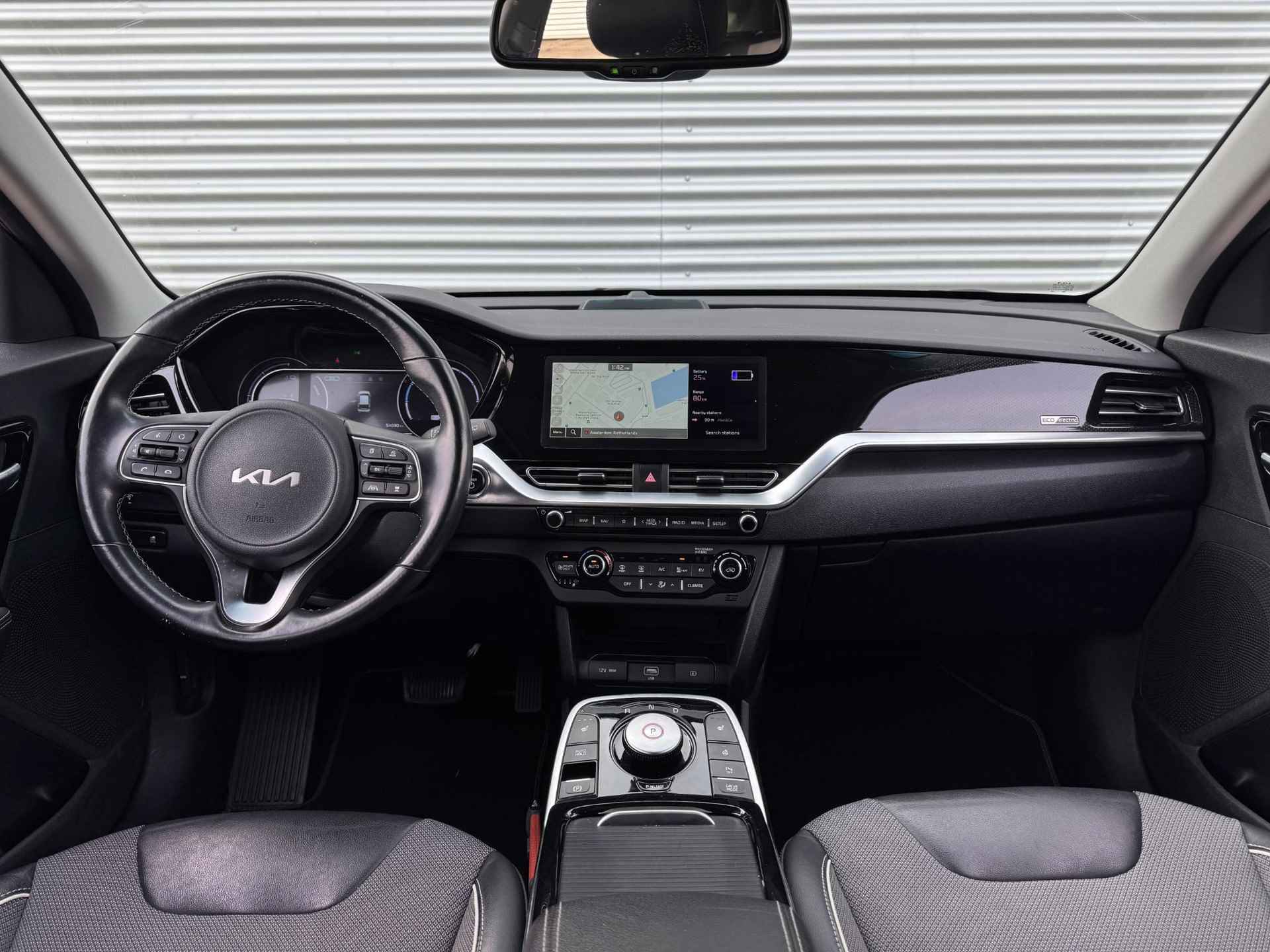 Kia Niro Edition 64 kWh | 3 Fase laden | Navigatie | Camera | Ad. Cruise | Carplay | Stoel/stuurverw. | PDC | LMV 17 inch | 1e eigenaar - 23/25