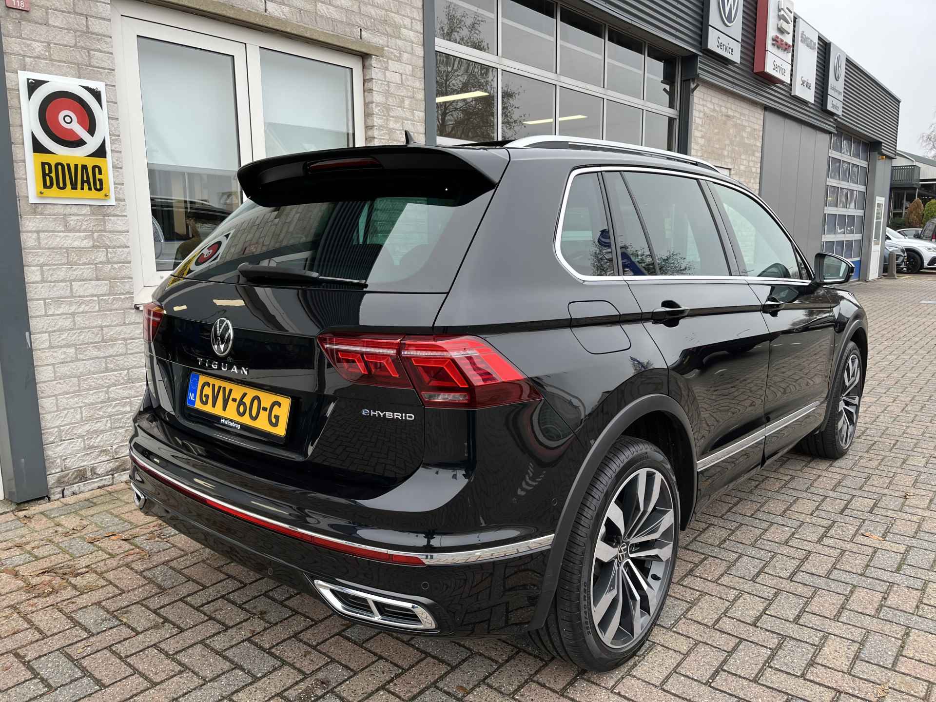 Volkswagen Tiguan 1.4 TSI eHybrid 2x R-Line / AUTOMAAT/ PANO/ TREKHAAK/ 360 CAMERA/ PARK. SENSOREN/ DCC/DODE HOEK/ LEDEREN MEMORY SEATS/ STOEL VERWARM. V EN A/ KEYLESS/ HEAD UP DISPLAY/ STUUR VERWARM./ ADAPT. CRUISE/ APP CONNECT/ - 52/57