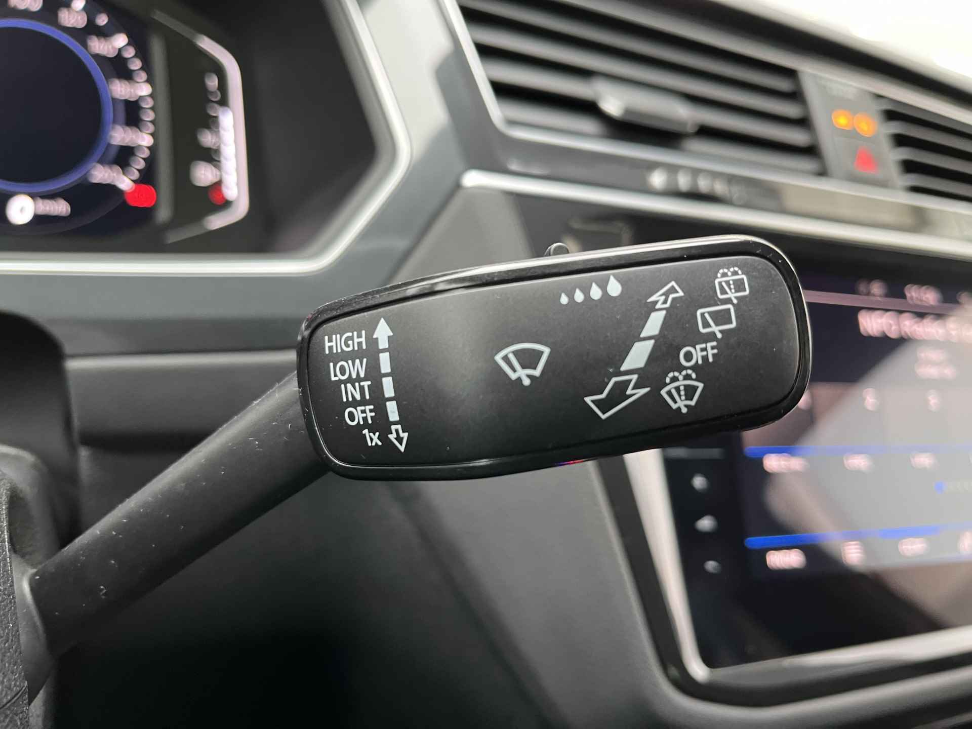 Volkswagen Tiguan 1.4 TSI eHybrid 2x R-Line / AUTOMAAT/ PANO/ TREKHAAK/ 360 CAMERA/ PARK. SENSOREN/ DCC/DODE HOEK/ LEDEREN MEMORY SEATS/ STOEL VERWARM. V EN A/ KEYLESS/ HEAD UP DISPLAY/ STUUR VERWARM./ ADAPT. CRUISE/ APP CONNECT/ - 21/57