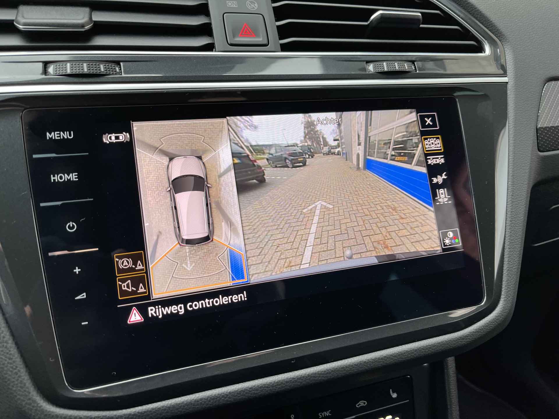 Volkswagen Tiguan 1.4 TSI eHybrid 2x R-Line / AUTOMAAT/ PANO/ TREKHAAK/ 360 CAMERA/ PARK. SENSOREN/ DCC/DODE HOEK/ LEDEREN MEMORY SEATS/ STOEL VERWARM. V EN A/ KEYLESS/ HEAD UP DISPLAY/ STUUR VERWARM./ ADAPT. CRUISE/ APP CONNECT/ - 23/57