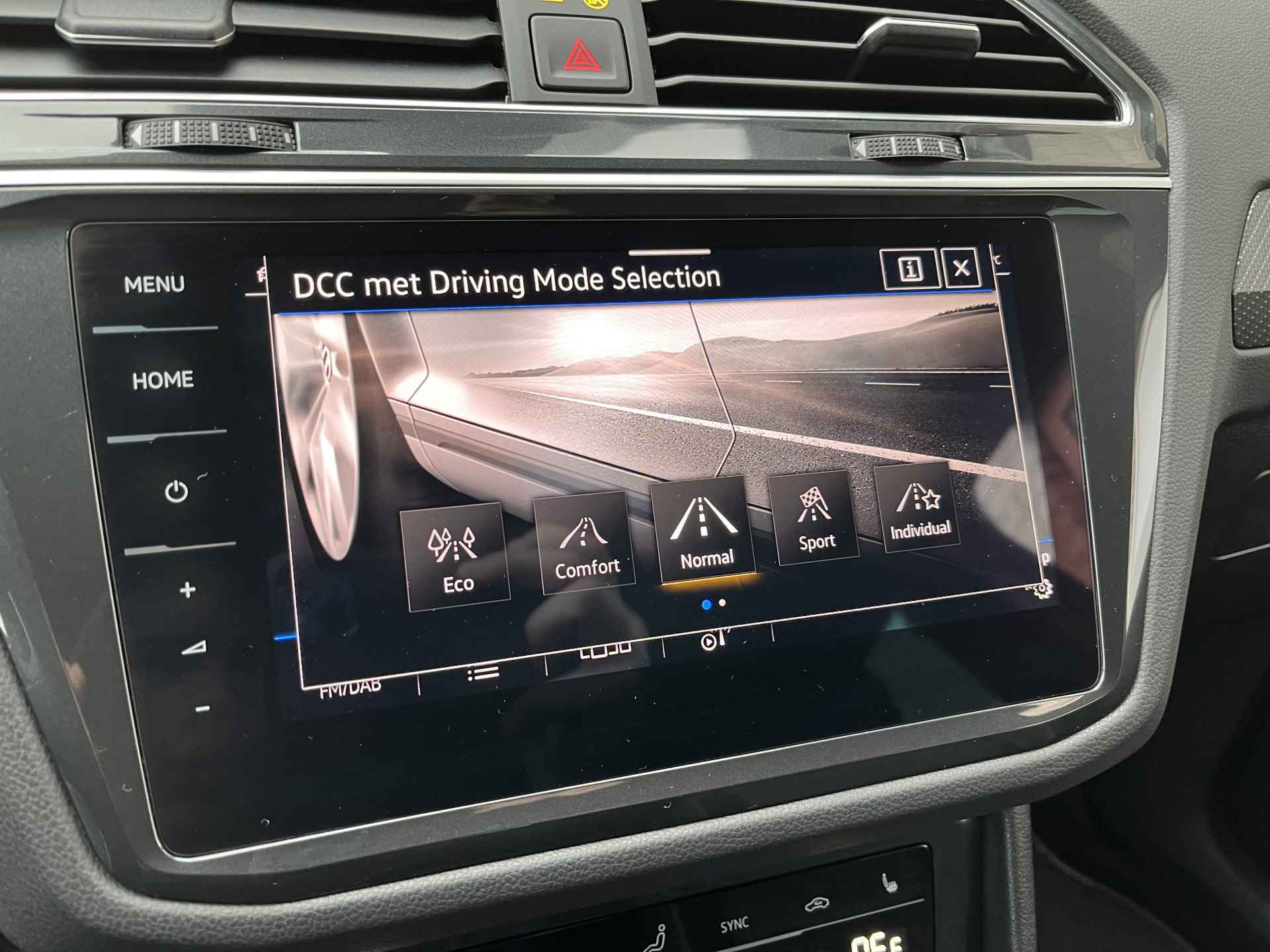 Volkswagen Tiguan 1.4 TSI eHybrid 2x R-Line / AUTOMAAT/ PANO/ TREKHAAK/ 360 CAMERA/ PARK. SENSOREN/ DCC/DODE HOEK/ LEDEREN MEMORY SEATS/ STOEL VERWARM. V EN A/ KEYLESS/ HEAD UP DISPLAY/ STUUR VERWARM./ ADAPT. CRUISE/ APP CONNECT/ - 28/57