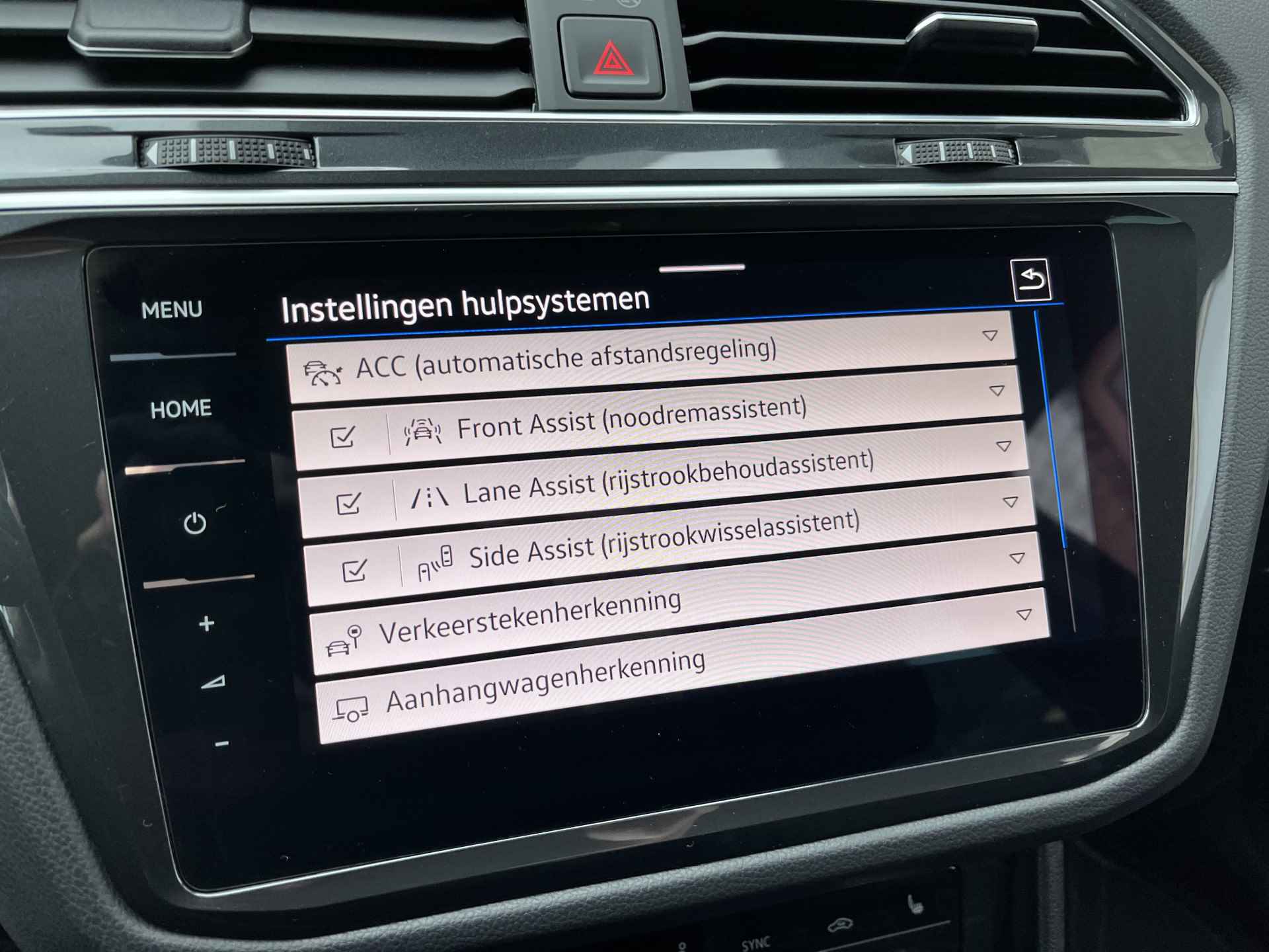 Volkswagen Tiguan 1.4 TSI eHybrid 2x R-Line / AUTOMAAT/ PANO/ TREKHAAK/ 360 CAMERA/ PARK. SENSOREN/ DCC/DODE HOEK/ LEDEREN MEMORY SEATS/ STOEL VERWARM. V EN A/ KEYLESS/ HEAD UP DISPLAY/ STUUR VERWARM./ ADAPT. CRUISE/ APP CONNECT/ - 33/57