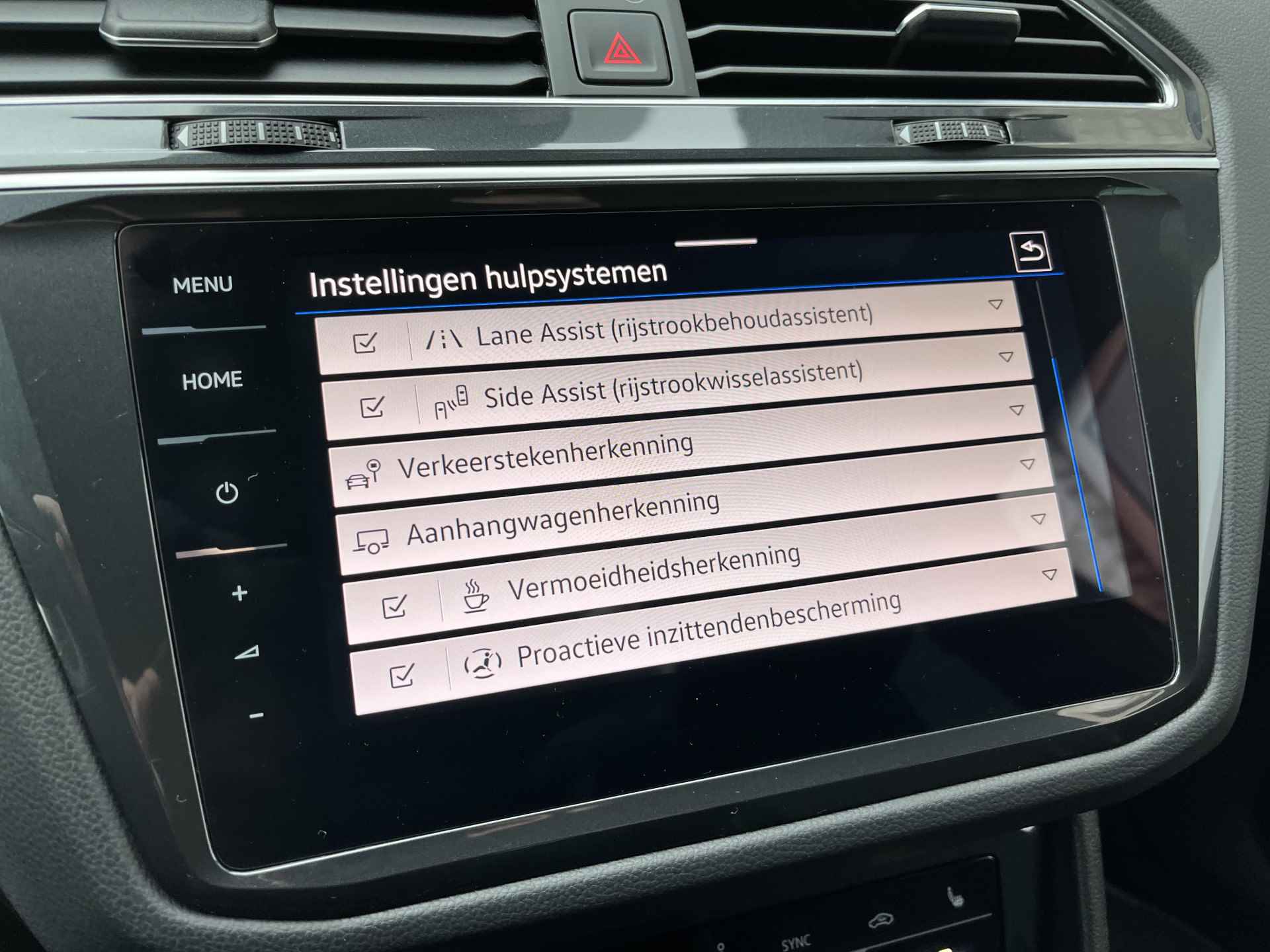 Volkswagen Tiguan 1.4 TSI eHybrid 2x R-Line / AUTOMAAT/ PANO/ TREKHAAK/ 360 CAMERA/ PARK. SENSOREN/ DCC/DODE HOEK/ LEDEREN MEMORY SEATS/ STOEL VERWARM. V EN A/ KEYLESS/ HEAD UP DISPLAY/ STUUR VERWARM./ ADAPT. CRUISE/ APP CONNECT/ - 34/57