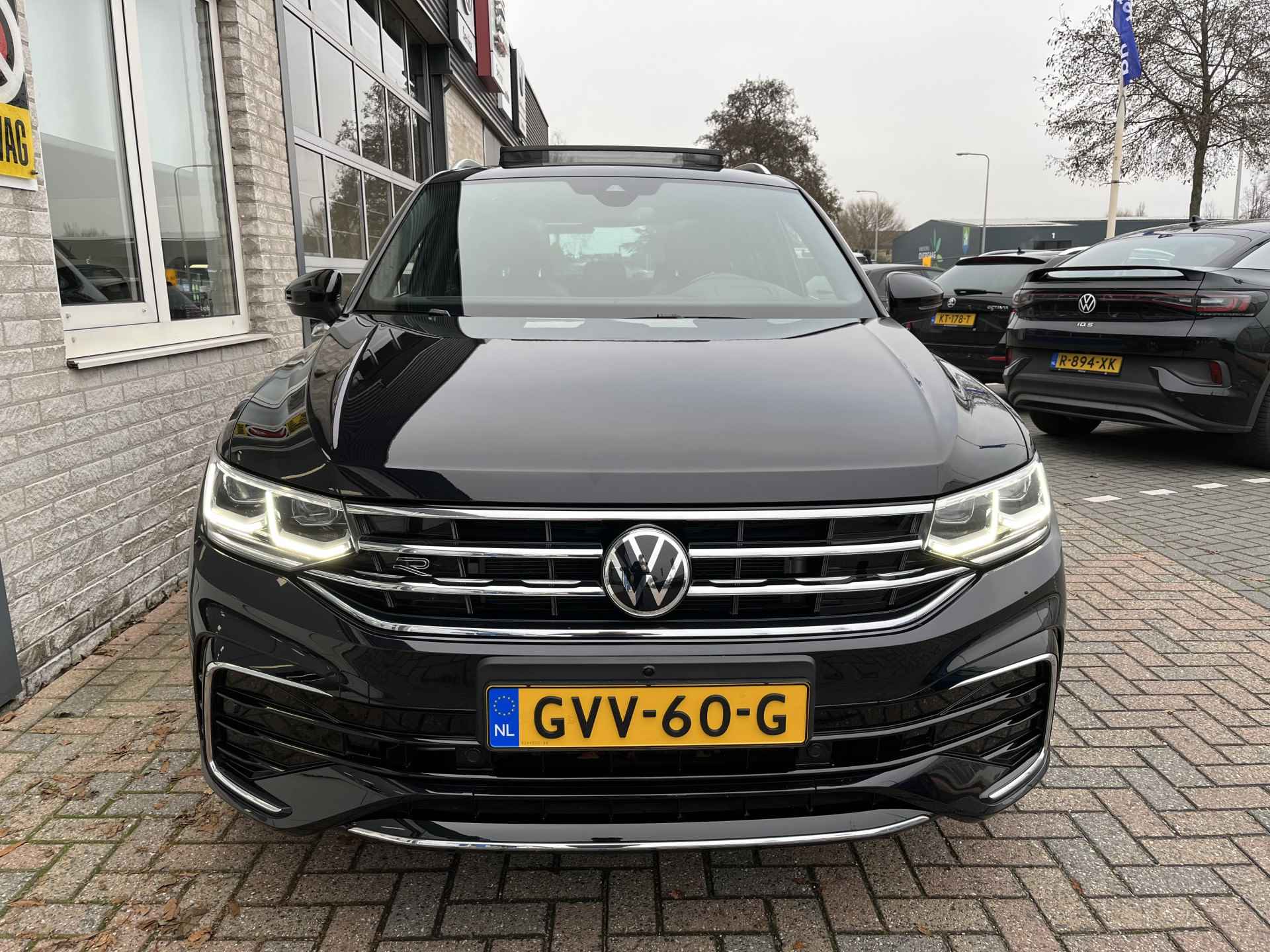 Volkswagen Tiguan 1.4 TSI eHybrid 2x R-Line / AUTOMAAT/ PANO/ TREKHAAK/ 360 CAMERA/ PARK. SENSOREN/ DCC/DODE HOEK/ LEDEREN MEMORY SEATS/ STOEL VERWARM. V EN A/ KEYLESS/ HEAD UP DISPLAY/ STUUR VERWARM./ ADAPT. CRUISE/ APP CONNECT/ - 48/57