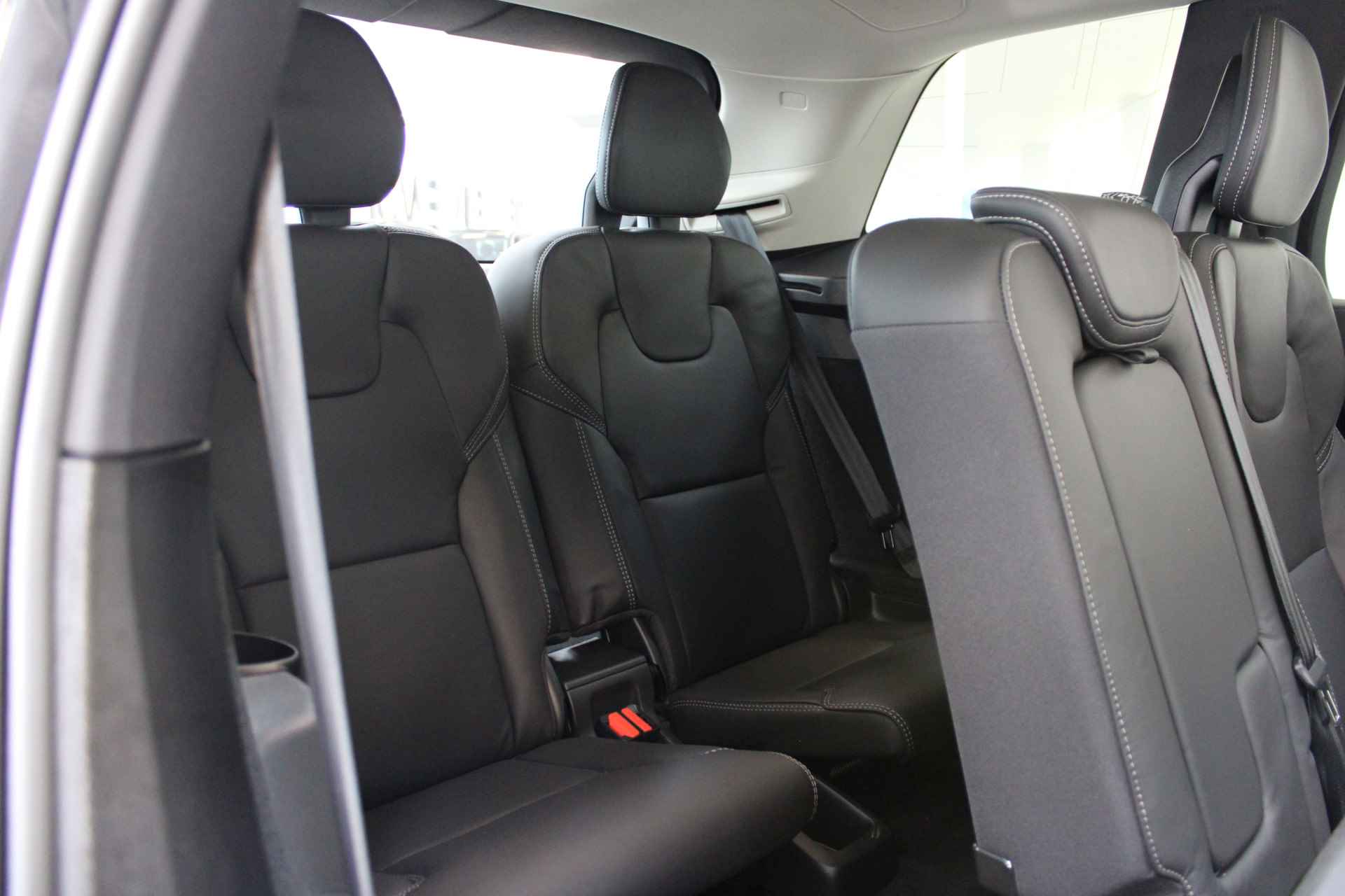 Volvo XC90 T8 455PK Ultra Dark | Full Options! | Massage | Luchtvering | B&W Audio | Trekhaak | Gelam Glas - 24/85