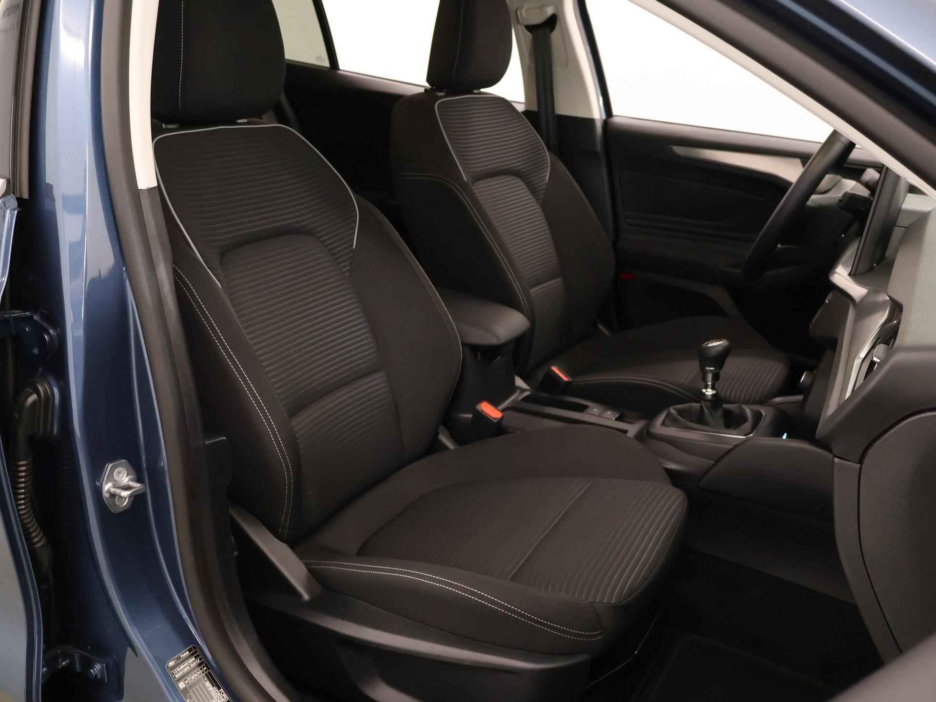 Ford Focus 1.0 EcoBoost Hybrid Titanium | Winterpack | Parkeersensoren | Navigatie | Climate Control | - 11/37