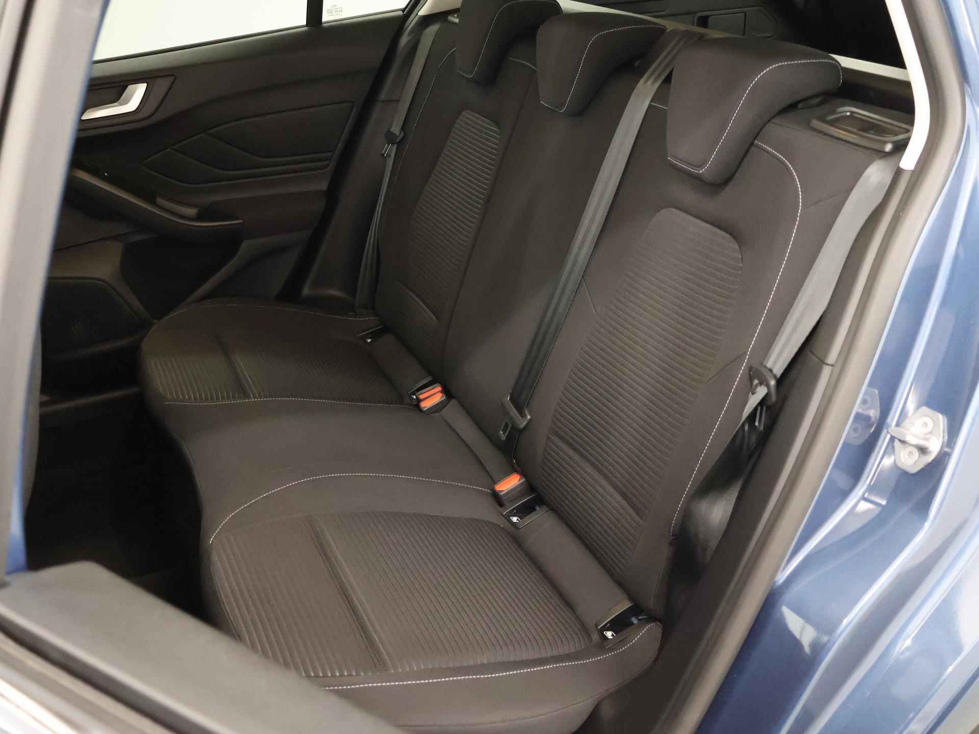 Ford Focus 1.0 EcoBoost Hybrid Titanium | Winterpack | Parkeersensoren | Navigatie | Climate Control | - 12/37