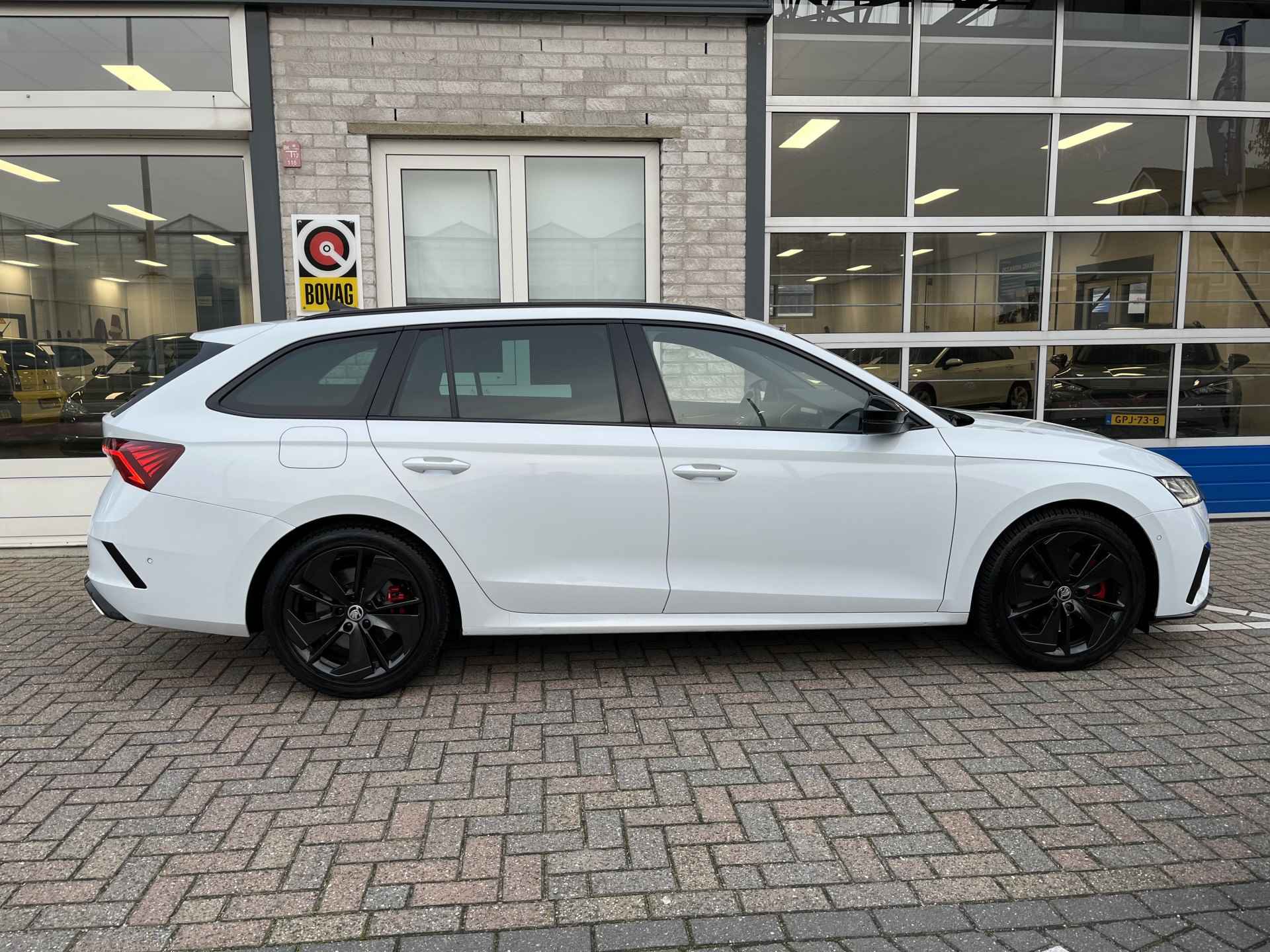 Škoda Octavia Combi 2.0 TSI RS 245 Business / AUTOMAAT/ 245 PK/ PANO/ CAMERA/ PARK. SENSOREN/ MATRIX/ DODE HOEK/ HEAD-UP DISPLAY/ STOELVERWARM. V&A/ STUUR VERWARM./ ADAPT. CRUISE APP-CONNECT/ KEYLESS/ TRAVEL ASSIST/ NAVI/ CLIMA/ 18" LM - 44/48