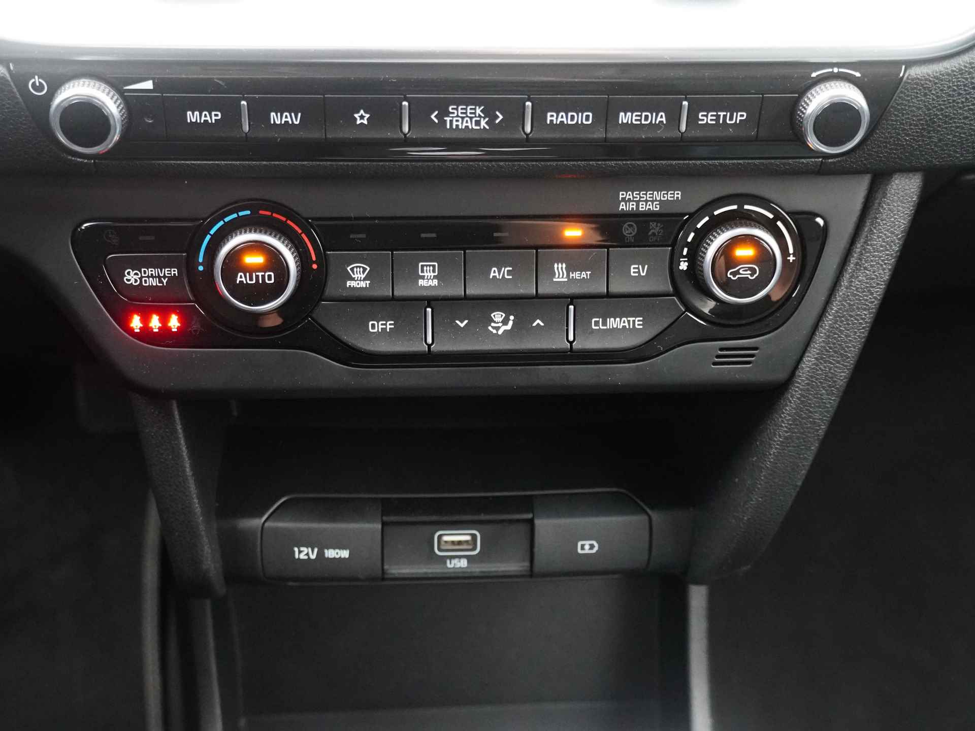 Kia e-Niro DynamicLine 64kWh * Subsidie voor deze auto beschikbaar * - Navigatie - Camera - Cruise control - 1/2 lederen bekleding  - Fabrieksgarantie tot 01-2028 - 31/50
