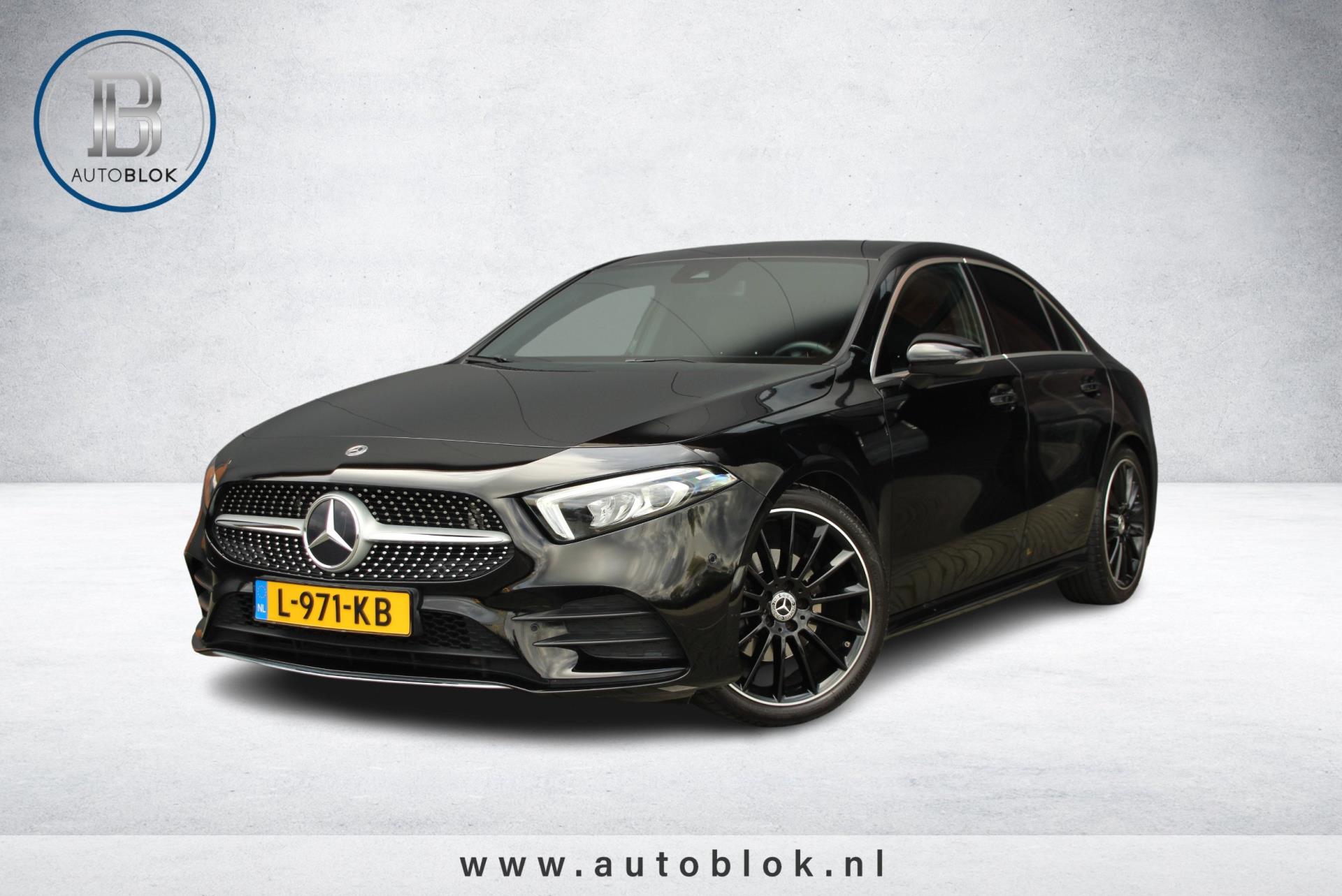 Mercedes-Benz A-klasse 180 AMG-line | Achteruitrijcamera | Trekhaak | MBUX bij viaBOVAG.nl