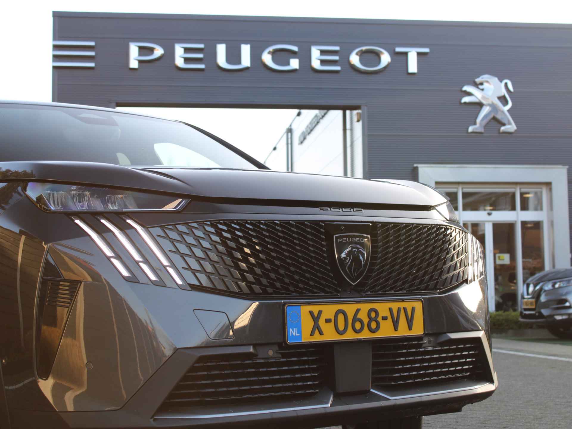 Peugeot E-3008 Allure 73 kWh 214PK Automaat Navigatie, Rondomzichtcamera, Keyless Entry & Start, Parkeersensoren Voor & Achter - 4/45