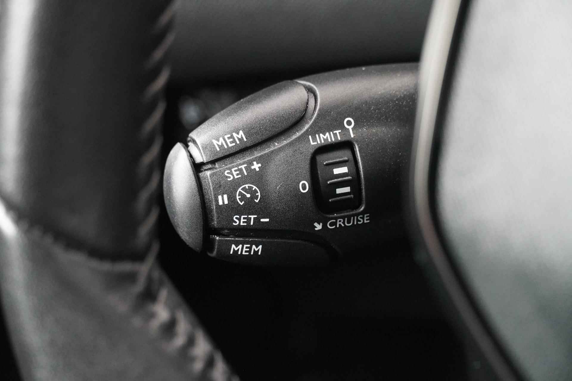 Peugeot e-208 EV Allure Pack 50 kWh | Navigatie | Camera | Climate control | Cruise control | Carplay | Keyless | PDC | LMV 16 inch - 16/21