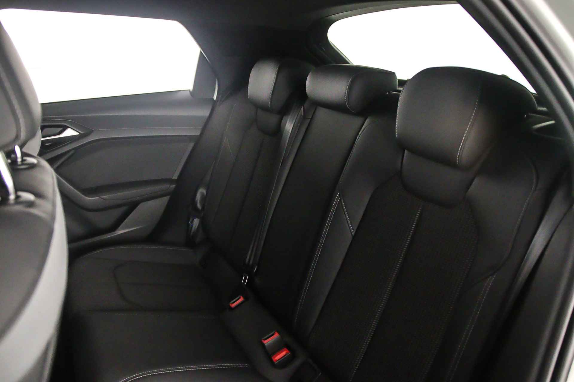 Audi A1 Sportback Advanced Edition 35 TFSI 150pk | Sonos | S-Line | Navi | LED | Adapt. Cruise | Sfeerverlichting | 18 inch | Keyless | Stoelverwarming | Optiek Zwart - 38/44