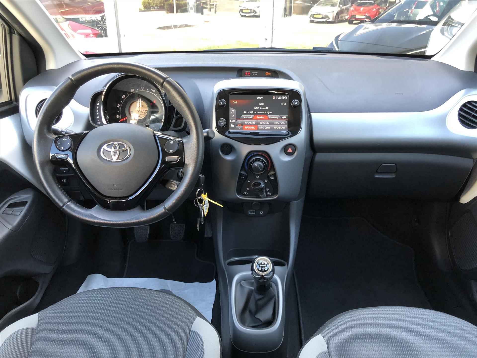 Toyota Aygo 1.0 VVT-i x-joy | Apple CarPlay/Android Auto, lichtmetalen velgen, Airconditioning, In hoogte verstelbare stoel, Parkeercamera - 12/34