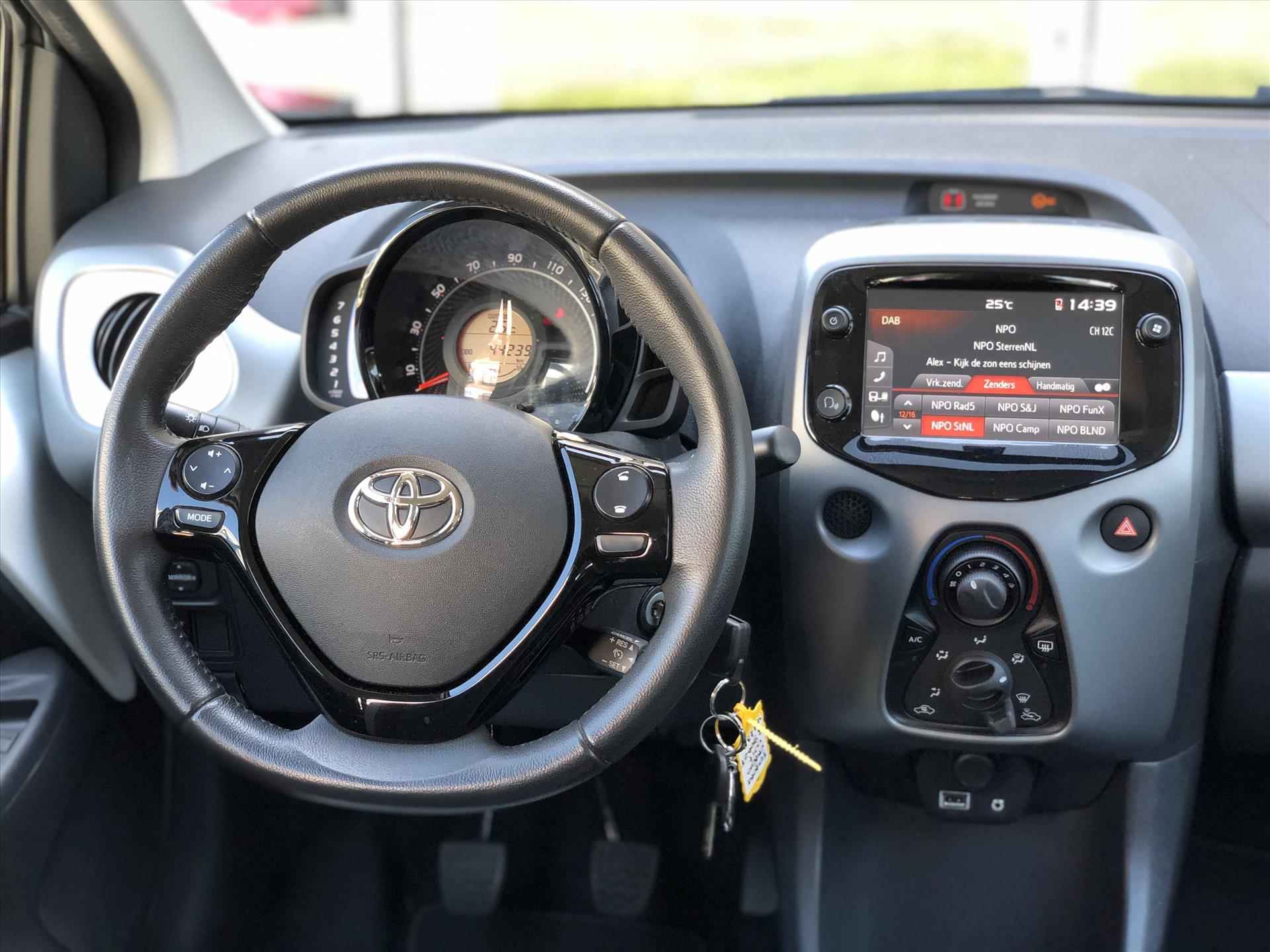 Toyota Aygo 1.0 VVT-i x-joy | Apple CarPlay/Android Auto, lichtmetalen velgen, Airconditioning, In hoogte verstelbare stoel, Parkeercamera - 13/34