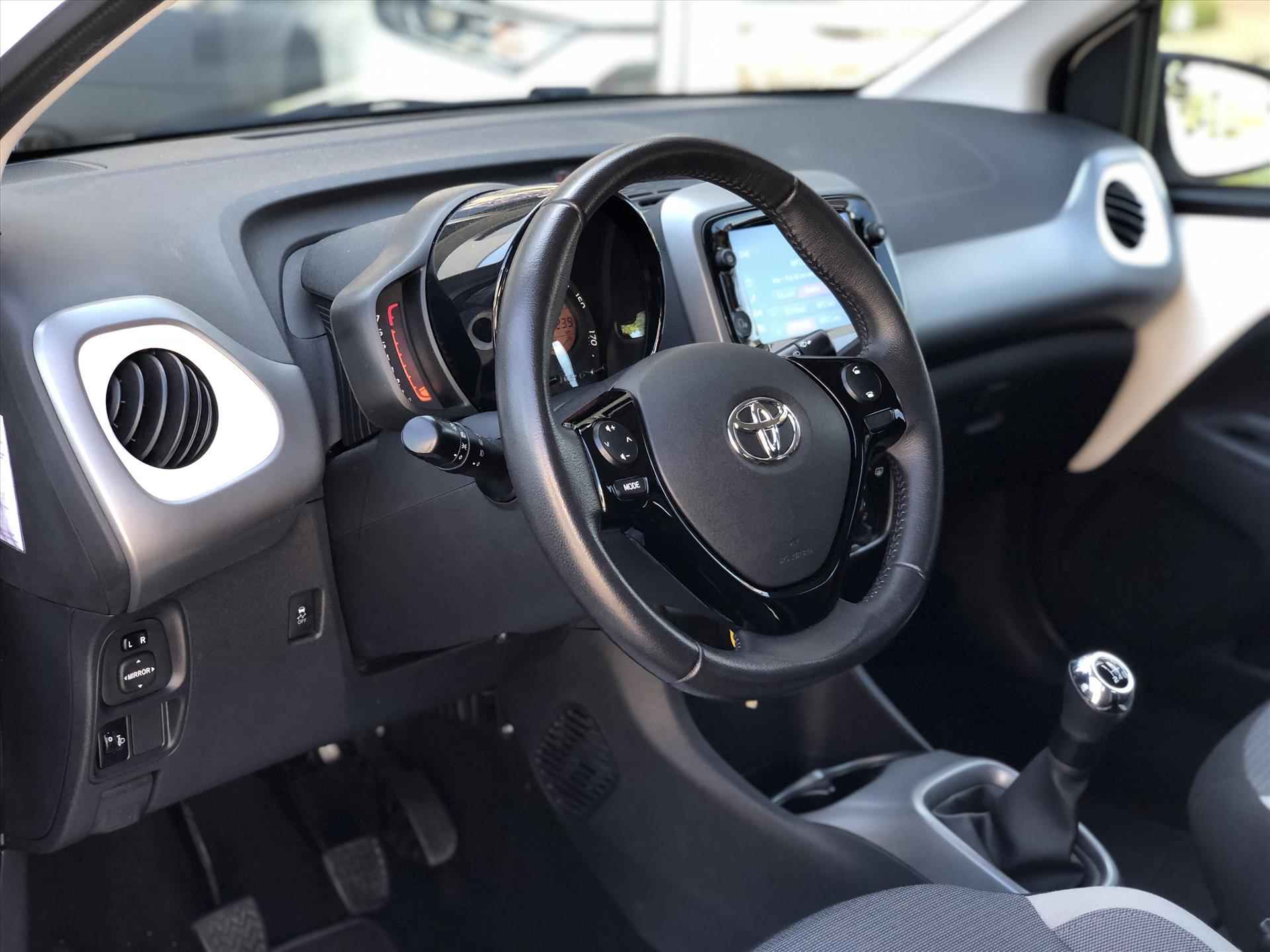 Toyota Aygo 1.0 VVT-i x-joy | Apple CarPlay/Android Auto, lichtmetalen velgen, Airconditioning, In hoogte verstelbare stoel, Parkeercamera - 16/34