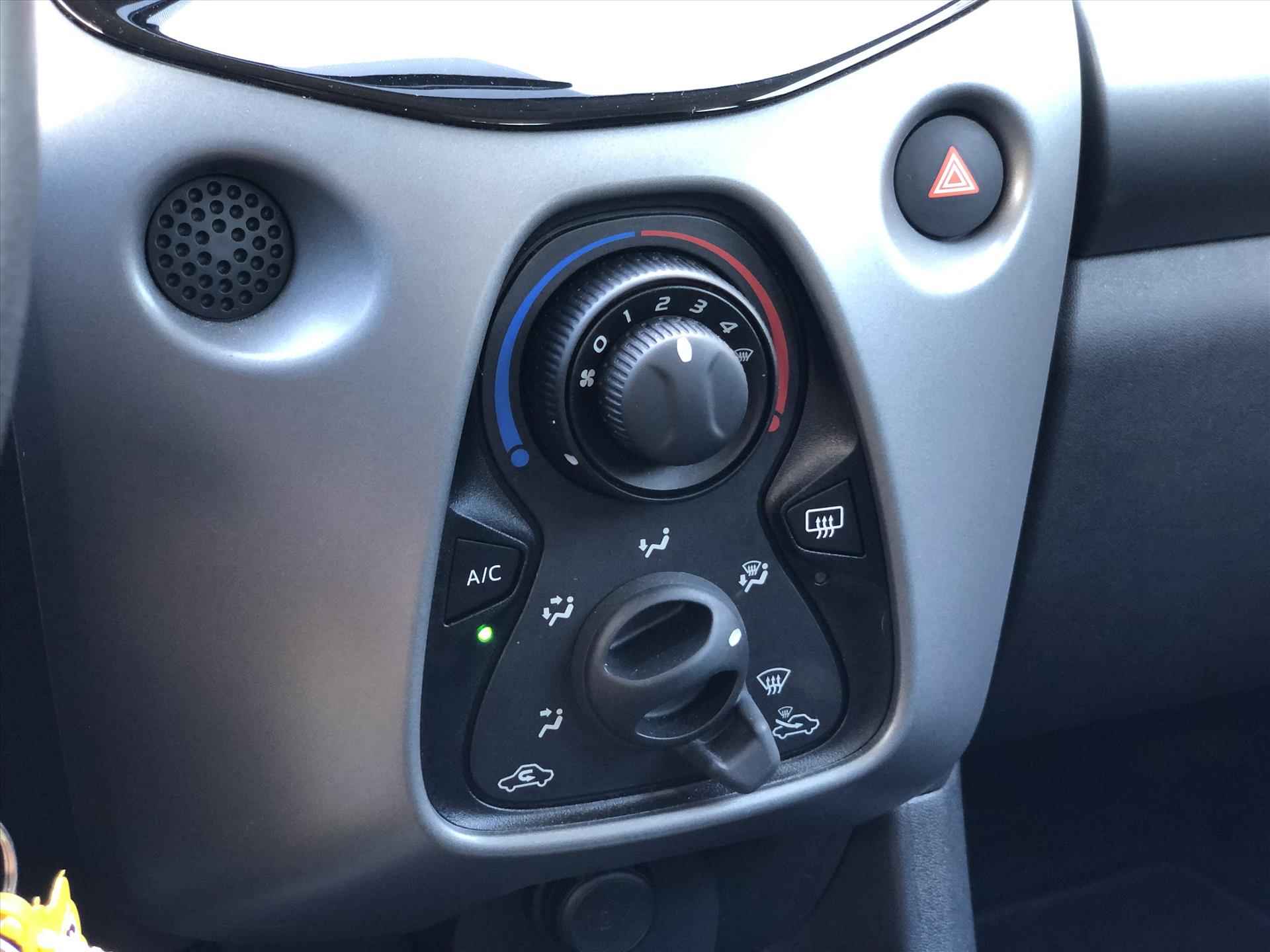 Toyota Aygo 1.0 VVT-i x-joy | Apple CarPlay/Android Auto, lichtmetalen velgen, Airconditioning, In hoogte verstelbare stoel, Parkeercamera - 30/34