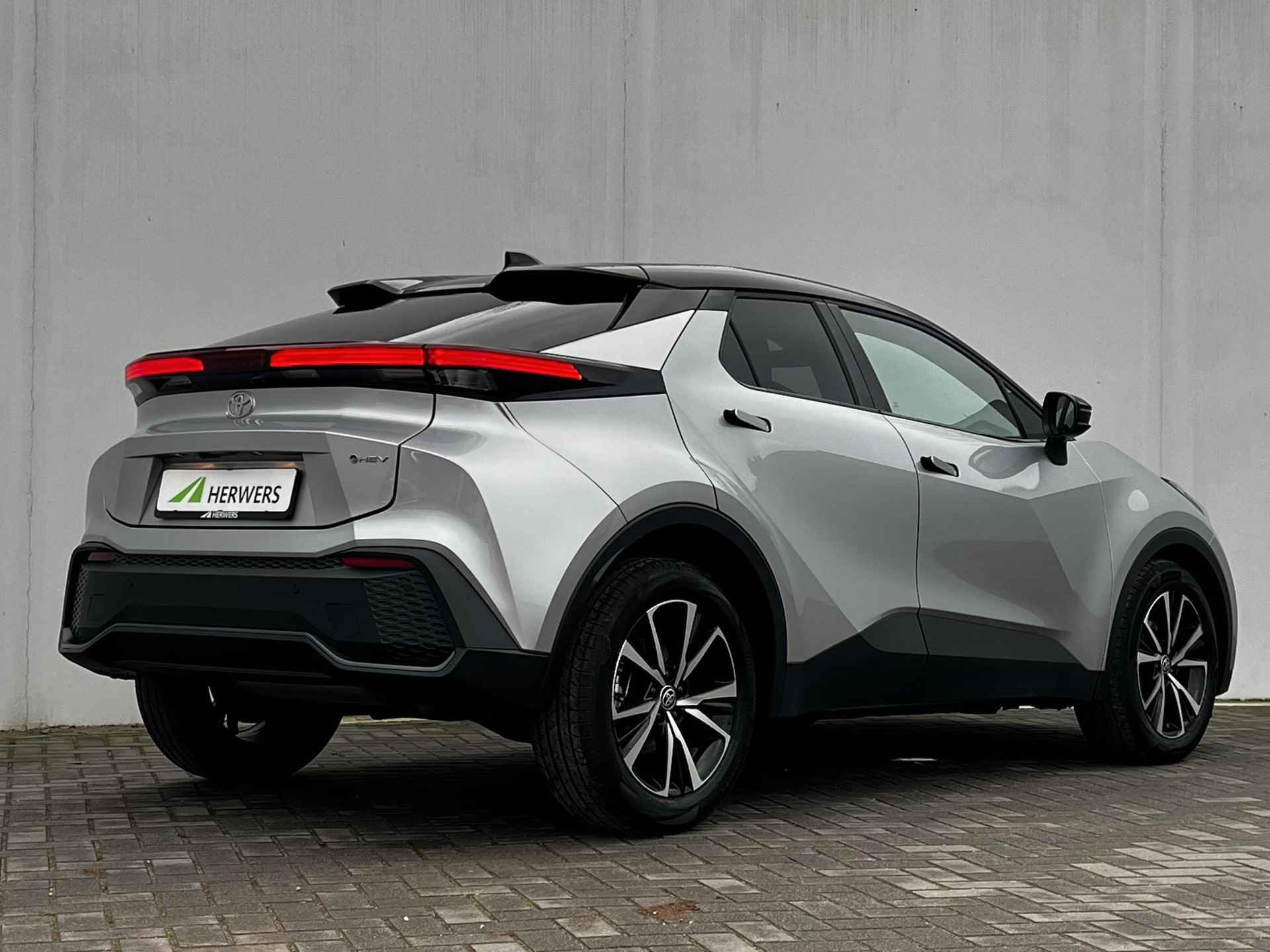 Toyota C-HR 1.8 Hybrid 140 First Edition Automaat / Navigatie groot scherm / BSM / Elek. Achterklep / Adap Cruise / Apple Carplay Android Auto / 18" Lichtmetalen wielen / - 3/54