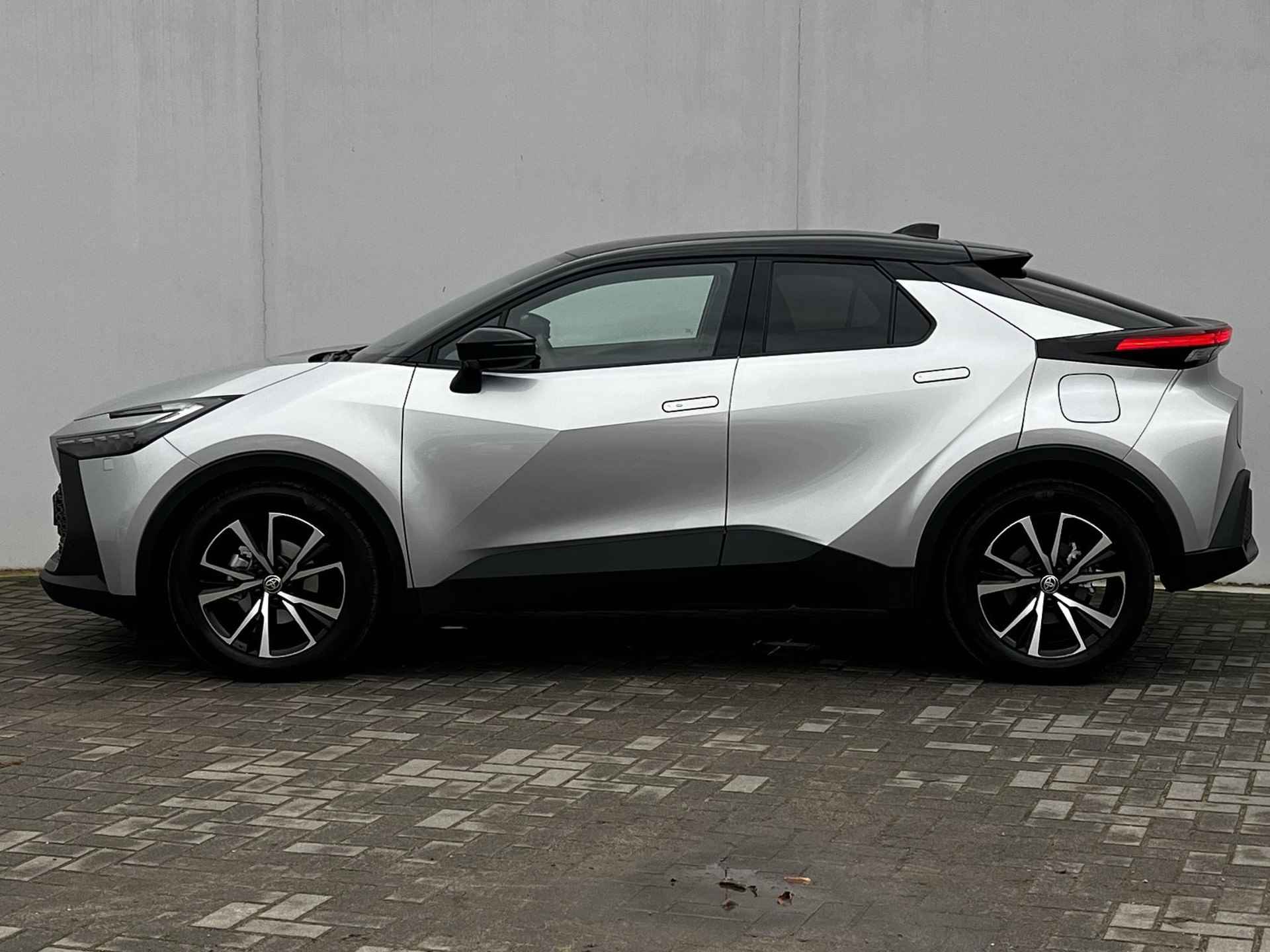 Toyota C-HR 1.8 Hybrid 140 First Edition Automaat / Navigatie groot scherm / BSM / Elek. Achterklep / Adap Cruise / Apple Carplay Android Auto / 18" Lichtmetalen wielen / - 10/54