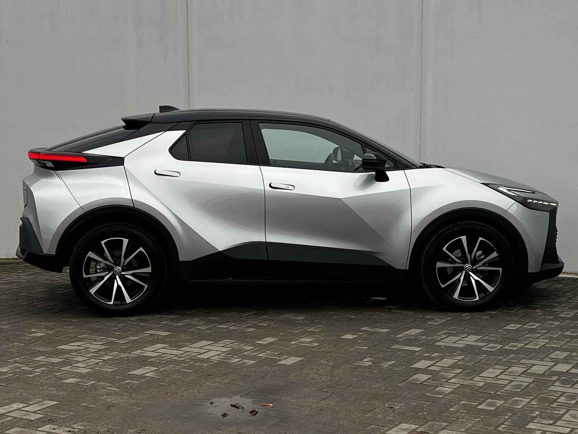 Toyota C-HR 1.8 Hybrid 140 First Edition Automaat / Navigatie groot scherm / BSM / Elek. Achterklep / Adap Cruise / Apple Carplay Android Auto / 18" Lichtmetalen wielen / - 33/54