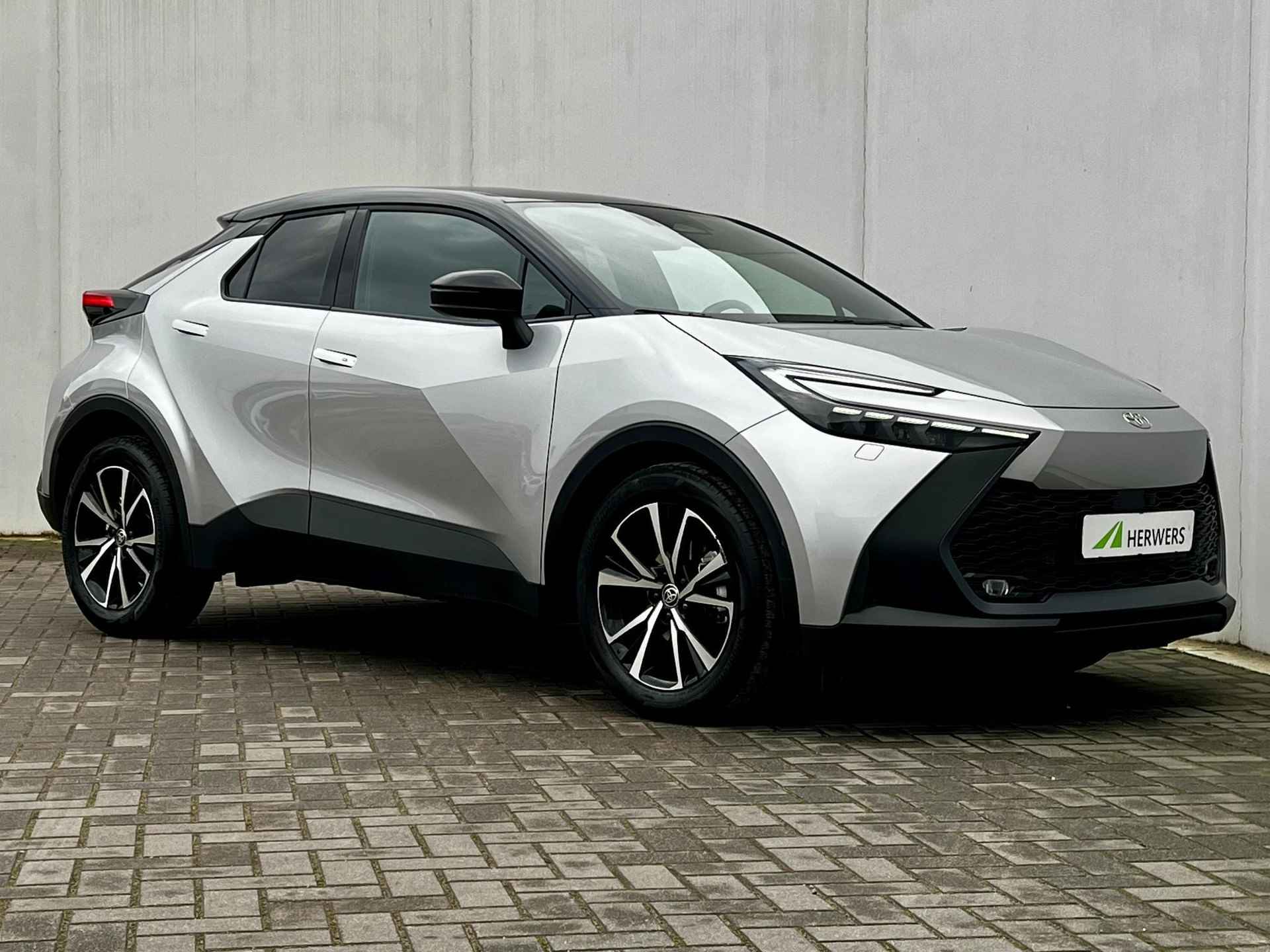 Toyota C-HR 1.8 Hybrid 140 First Edition Automaat / Navigatie groot scherm / BSM / Elek. Achterklep / Adap Cruise / Apple Carplay Android Auto / 18" Lichtmetalen wielen / - 46/54