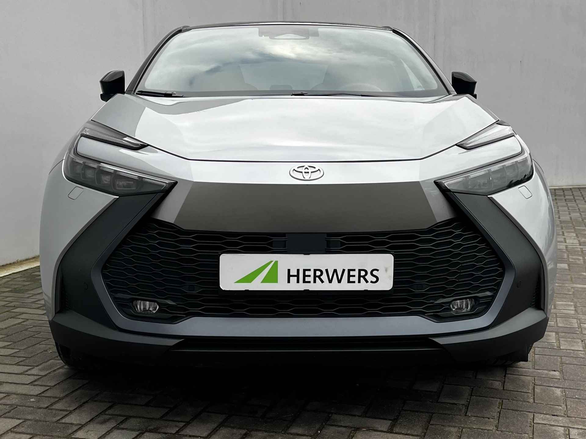 Toyota C-HR 1.8 Hybrid 140 First Edition Automaat / Navigatie groot scherm / BSM / Elek. Achterklep / Adap Cruise / Apple Carplay Android Auto / 18" Lichtmetalen wielen / - 52/54