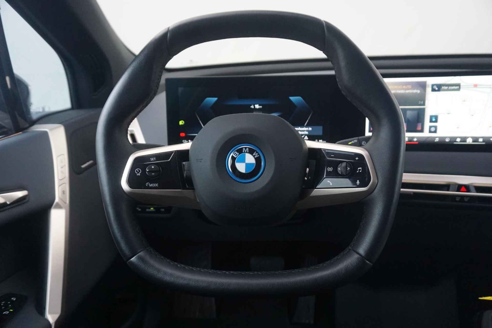 BMW iX xDrive40 High Executive Sportpakket 22'' / Panoramadak / Trekhaak / Harman Kardon / Stuurwiel verwarmd - 12/30