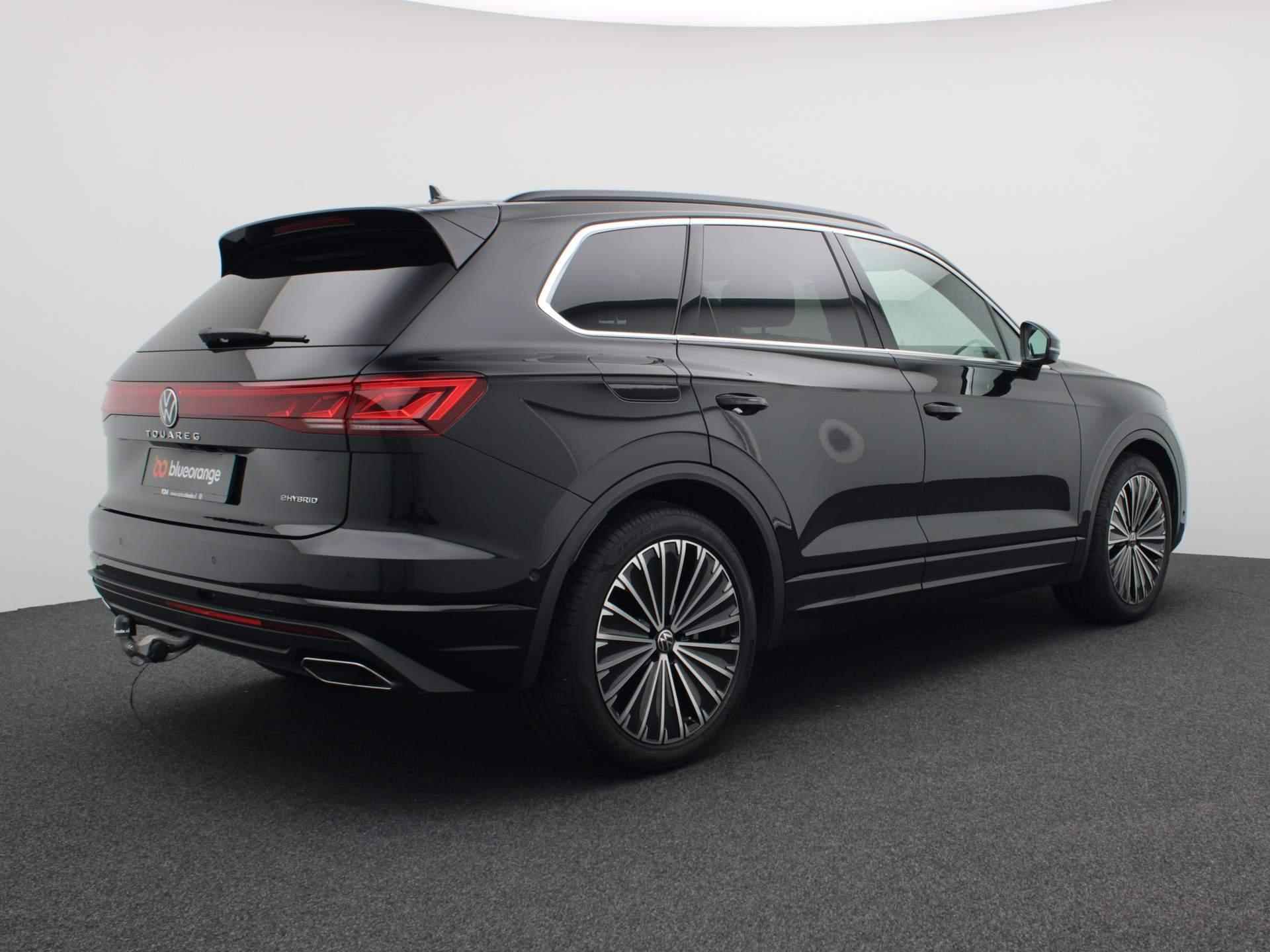 Volkswagen Touareg 3.0 TSi eHybrid 4MOTION Elegance 382PK DSG Luchtvering, Servosluiting, Pano-Schuifdak, 360gr Camera, Keyless, Side Assist, Trekhaak, 21" LM Velgen - 2/62