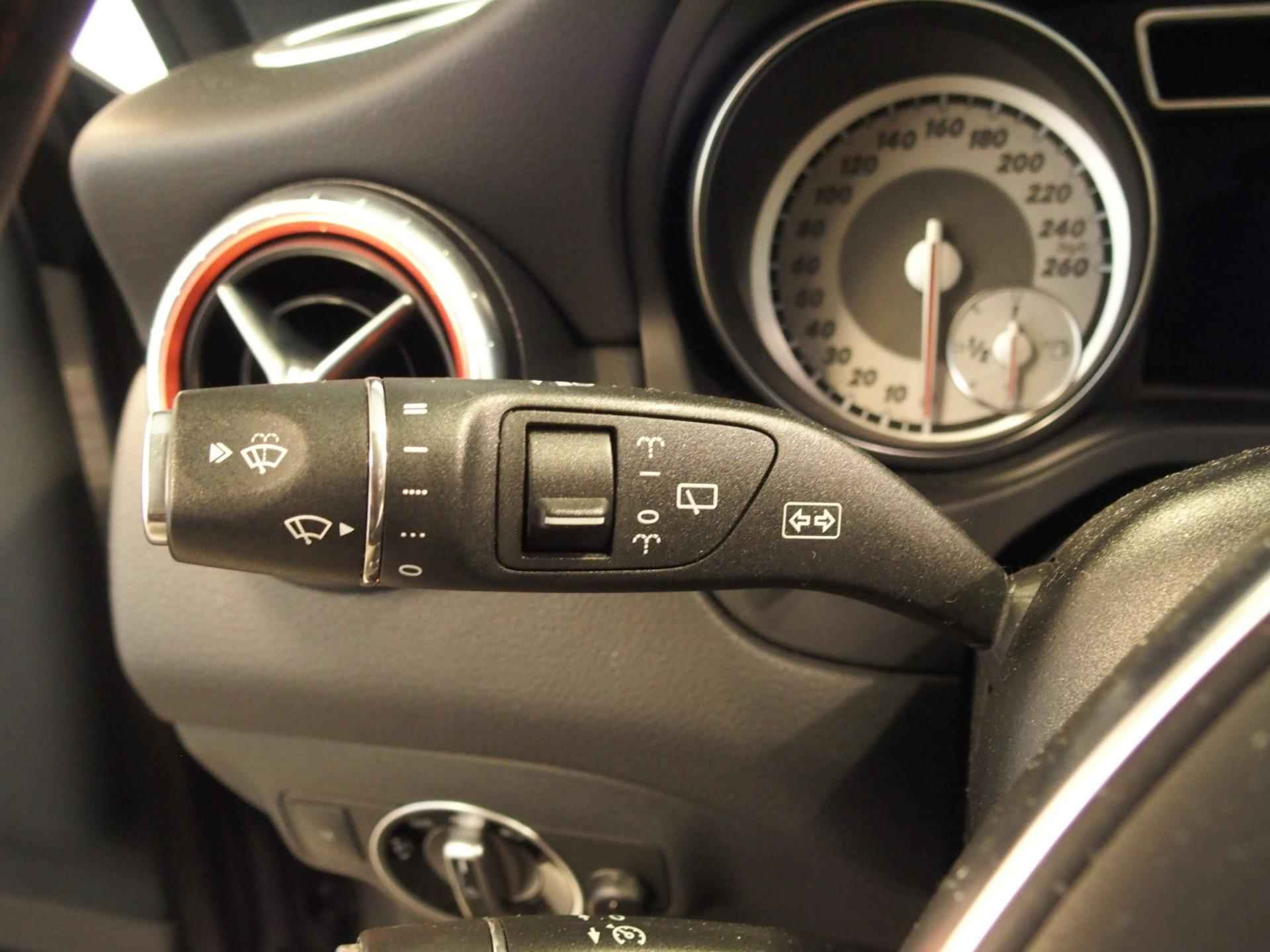 Mercedes-Benz CLA-klasse Shooting Brake 180 Ambition AMG Styling NL auto, Sportstoelen, Navigatie, Carbon, LMV 18" - 18/31