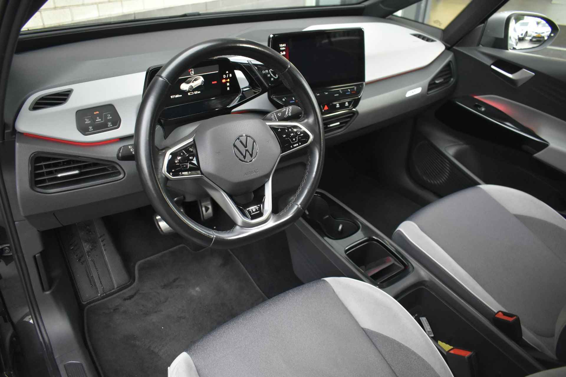 Volkswagen ID.3 First Plus 58 kWh / 91% SOH / Stoelverwarming / Navigatie / LED Koplampen / Camera / All season - 3/40