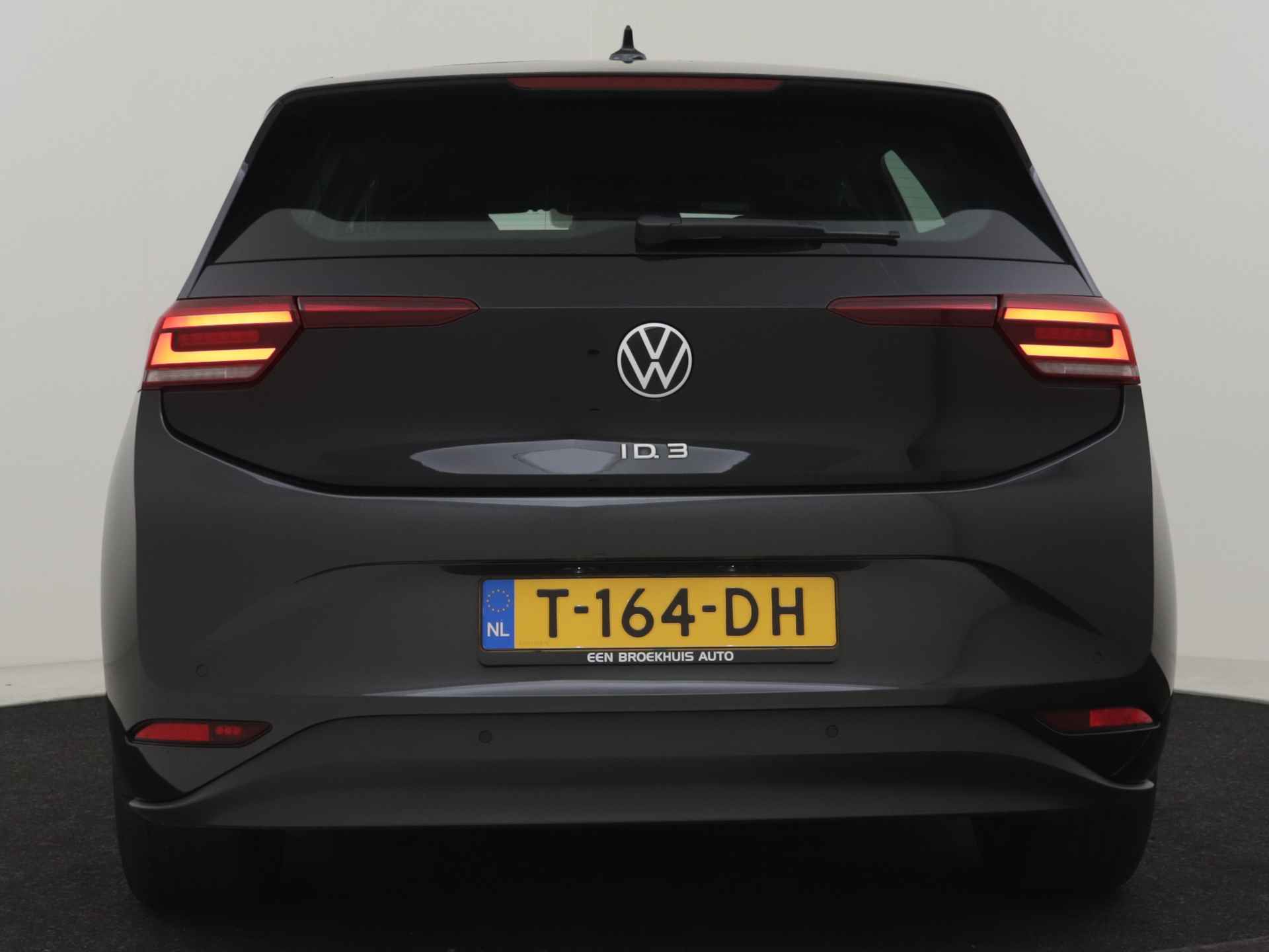 Volkswagen ID.3 Pure 45 kWh 150pk | 1e eigenaar | Adaptief cruise control | Navigatie | Keyless | Camera achter | Stuur + Stoelverwarming | 18"L - 35/51