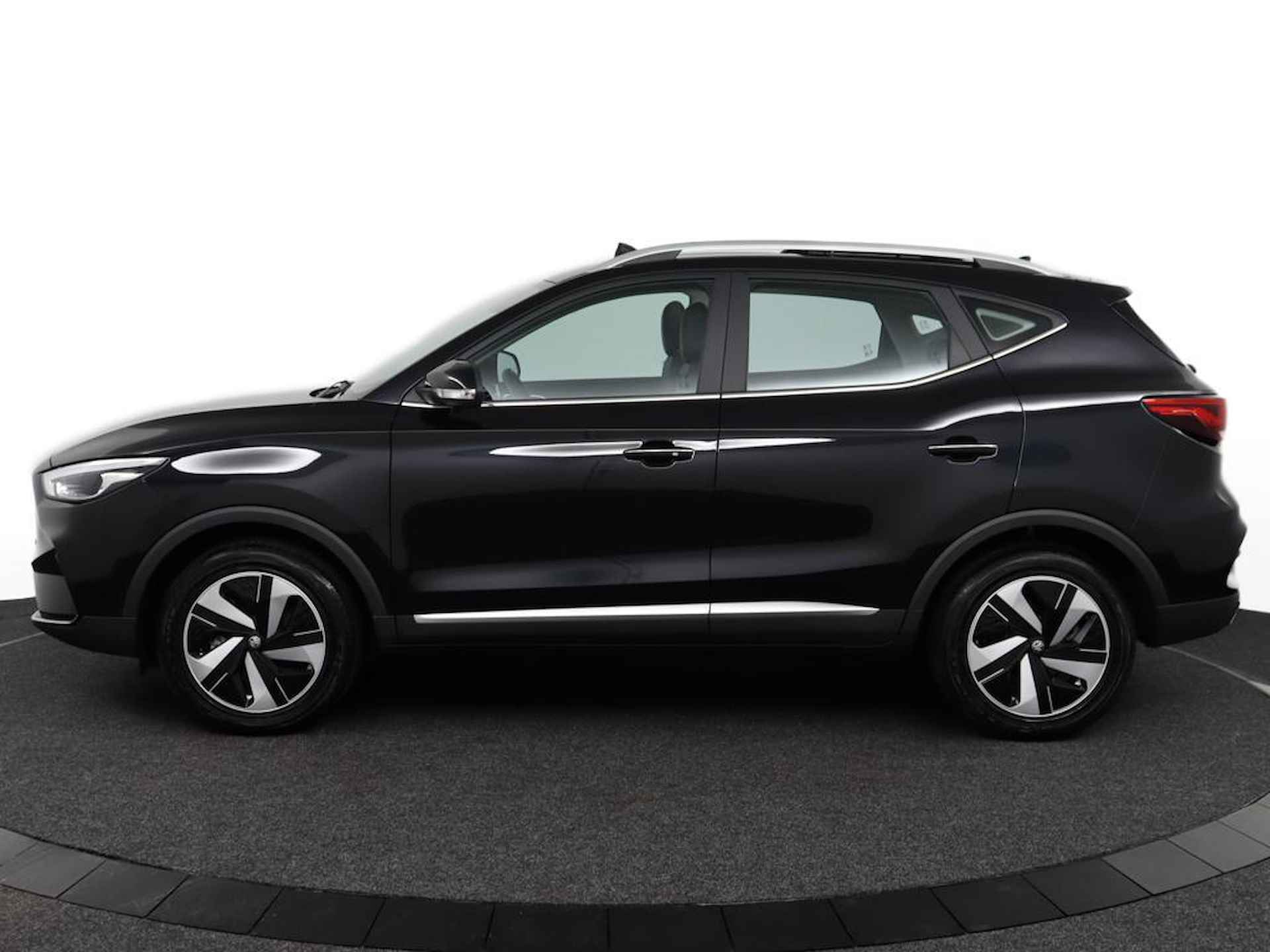 MG ZS EV Long Range Luxury 70 kWh Pebble Black ACTIE voorraad registratiekorting / ( Subsidie particulier € 2.000,= ) diverse kleuren op voorraad !!!! - 3/50