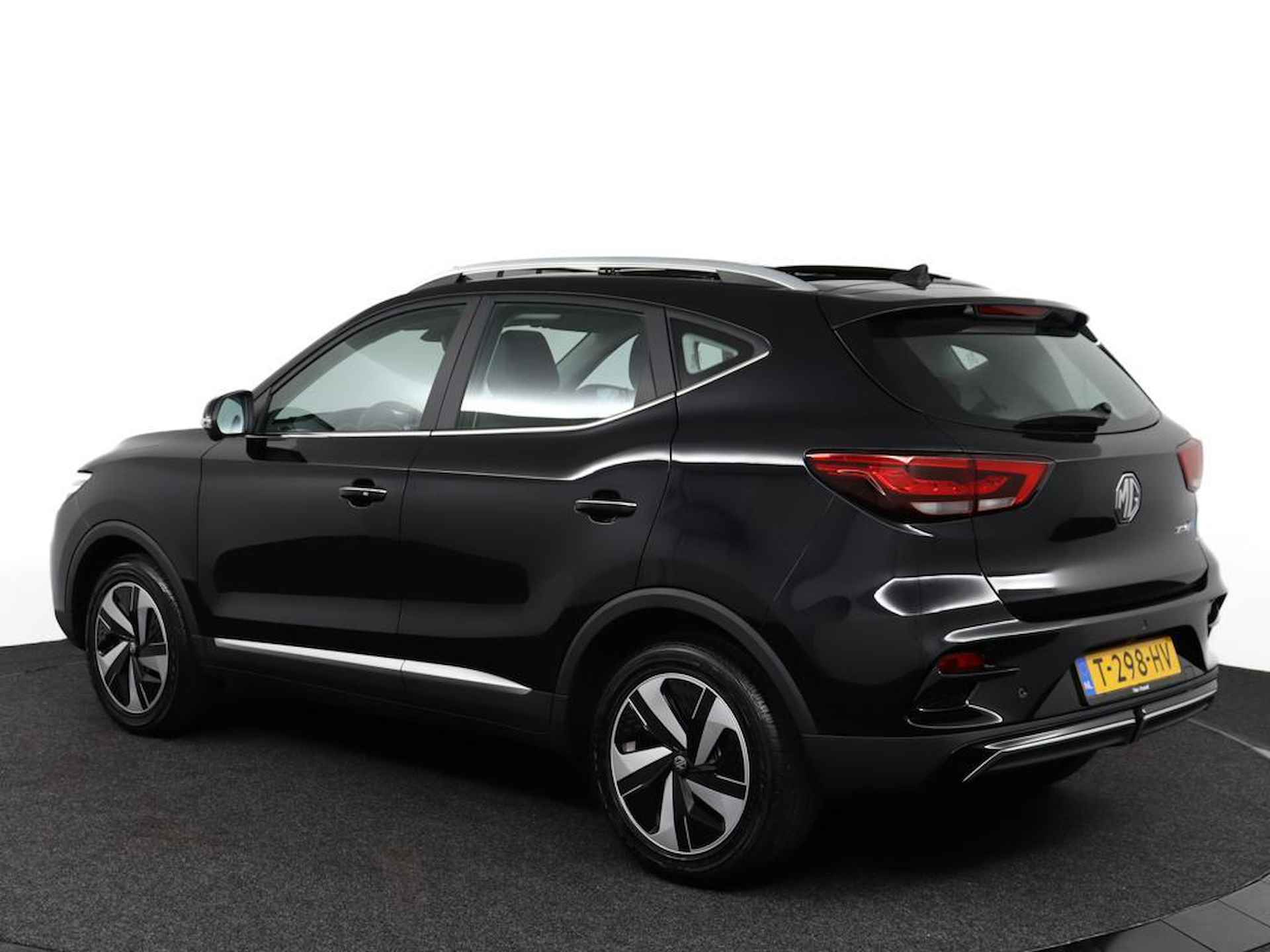 MG ZS EV Long Range Luxury 70 kWh Pebble Black ACTIE voorraad registratiekorting / ( Subsidie particulier € 2.000,= ) diverse kleuren op voorraad !!!! - 10/50