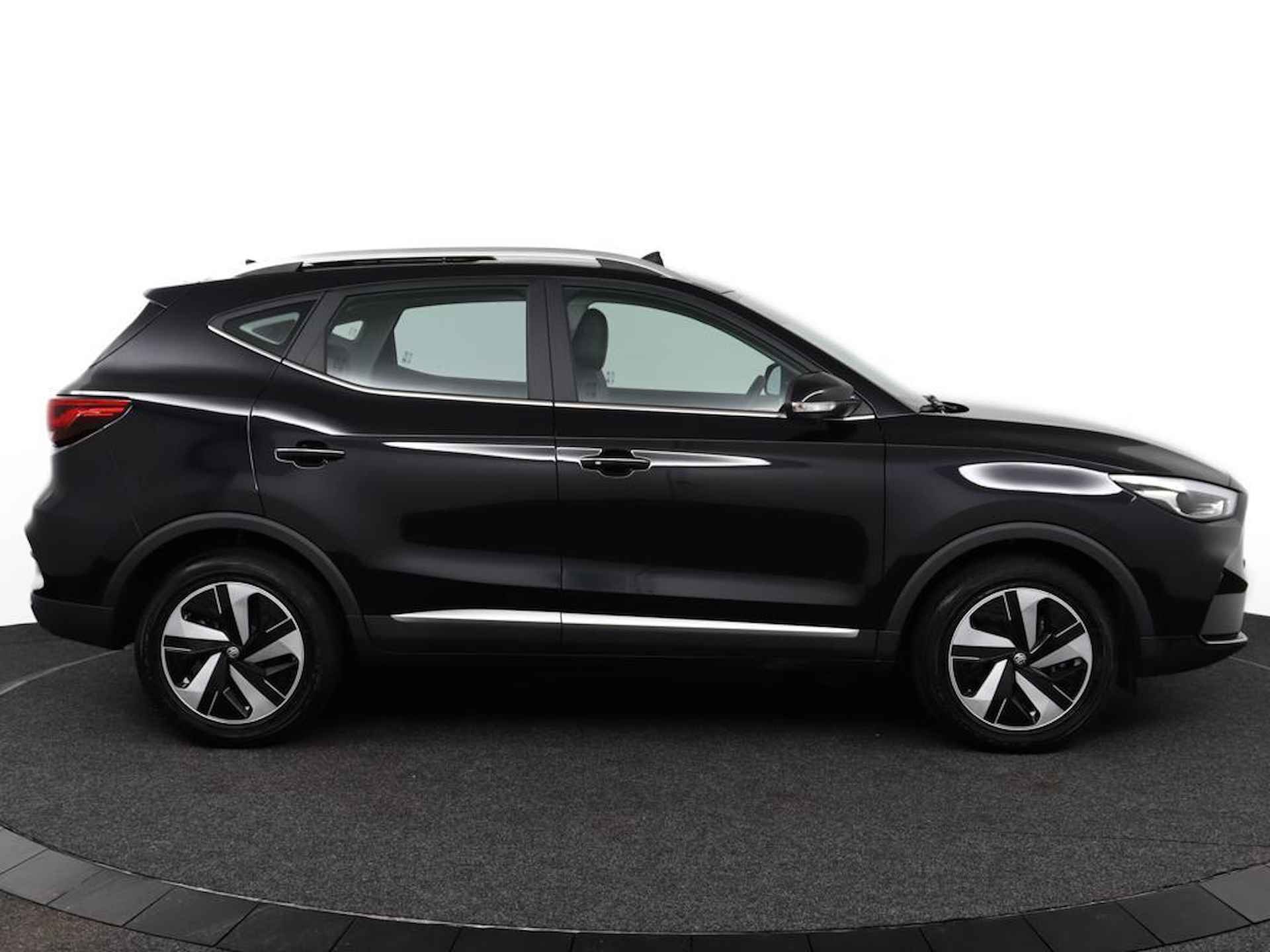 MG ZS EV Long Range Luxury 70 kWh Pebble Black ACTIE voorraad registratiekorting / ( Subsidie particulier € 2.000,= ) diverse kleuren op voorraad !!!! - 11/50