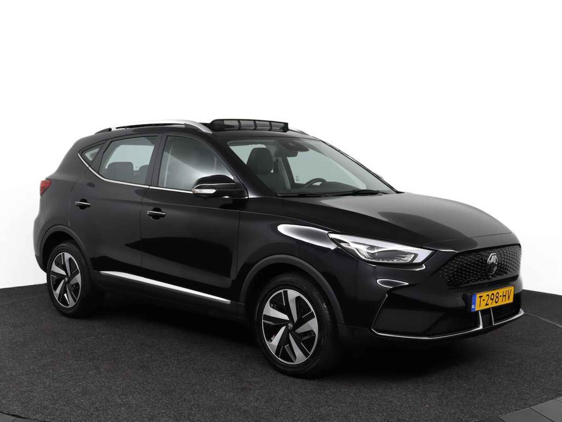 MG ZS EV Long Range Luxury 70 kWh Pebble Black ACTIE voorraad registratiekorting / ( Subsidie particulier € 2.000,= ) diverse kleuren op voorraad !!!! - 12/50