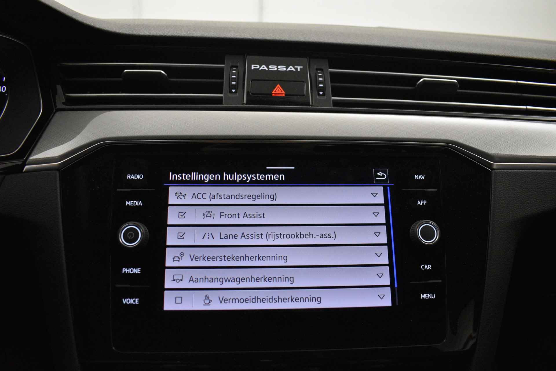 Volkswagen Passat Variant 2.0 TDI 150PK DSG Automaat Camera El Trekhaak Navi Business - 30/39