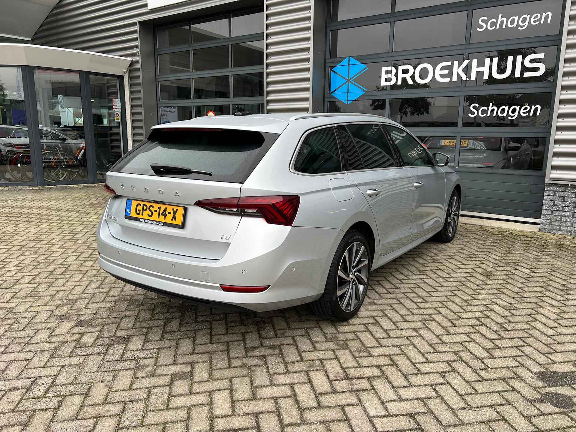 Škoda Octavia Combi 1.4 TSI 204 pk iV PHEV Business Edition | Head-up display | Achteruitrijcamera | Elektrishe geheugen stoel | - 9/35