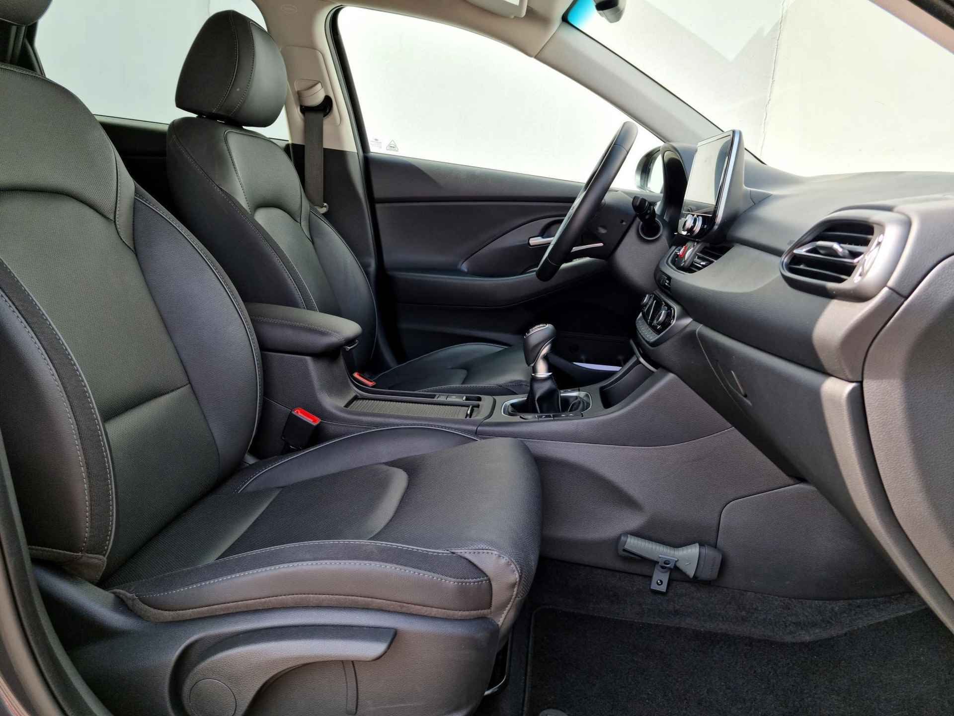 Hyundai i30 Wagon 1.5 T-GDi MHEV Premium / Private Lease Vanaf €629,- / Origineel NL / Lederen Bekleding - 44/47